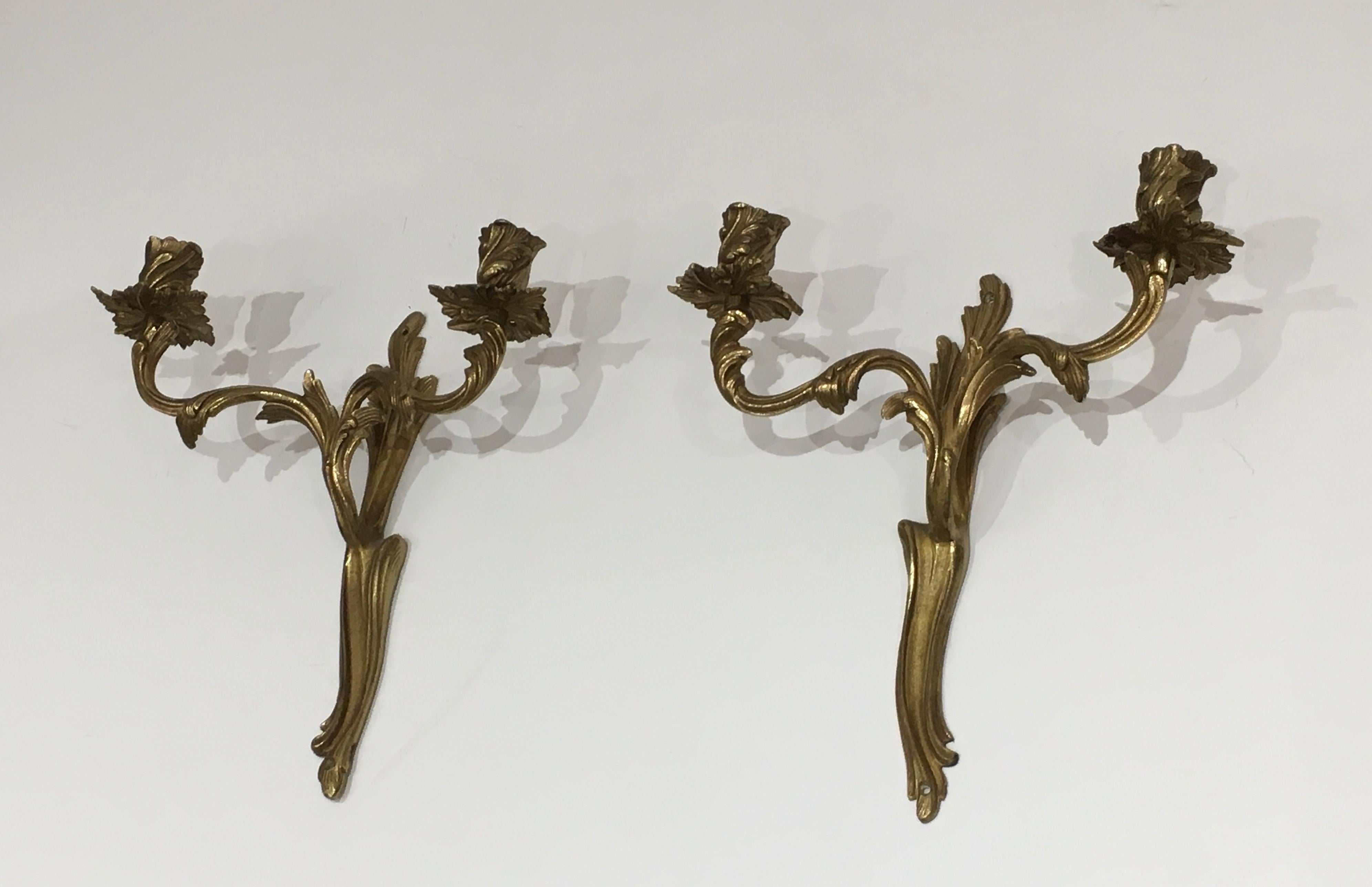 Coppia di applique in bronzo in stile Luigi XV. Francese, circa 1950 in vendita 4