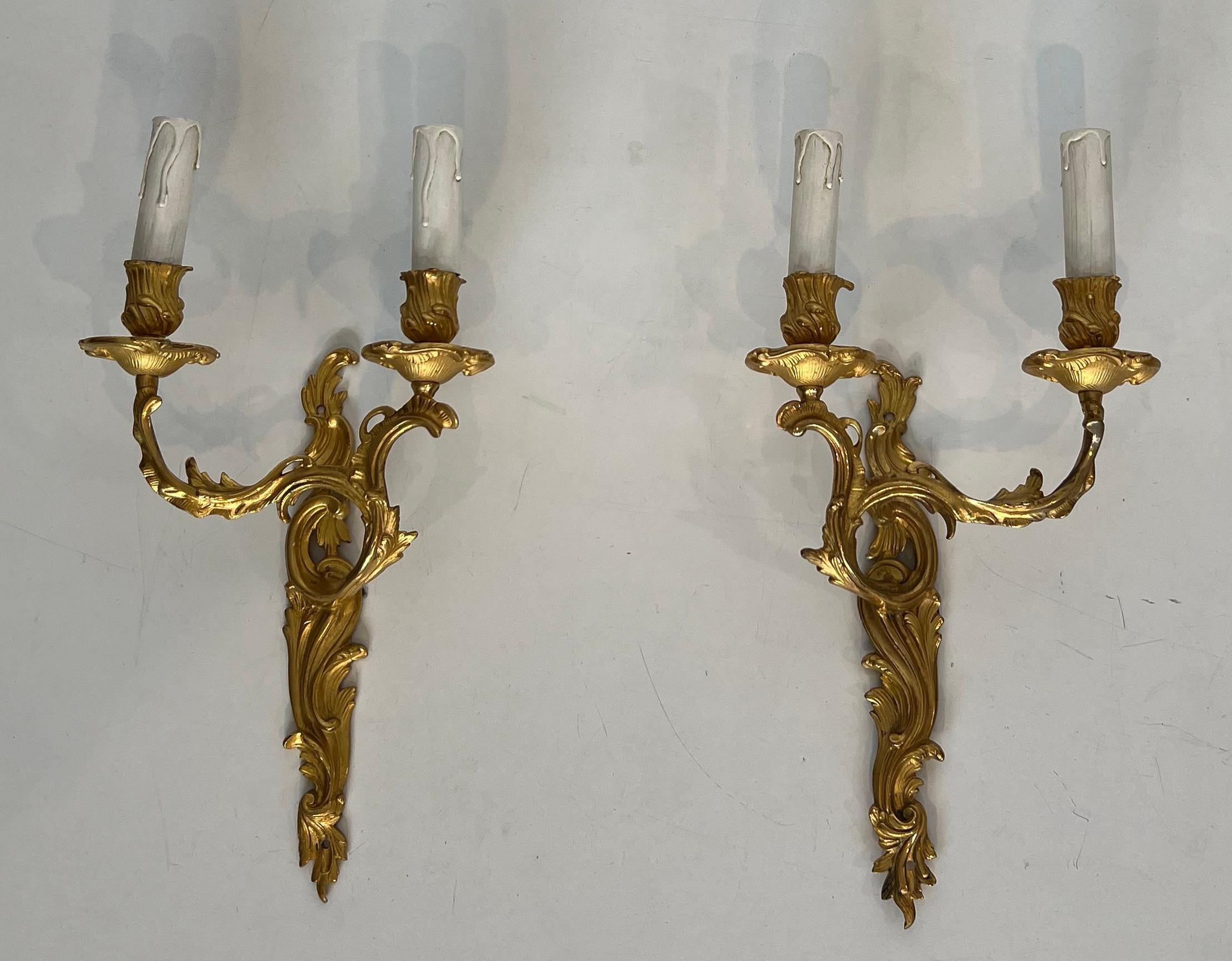 Coppia di sconsigliere in bronzo dorato in stile Luigi XV in vendita 5