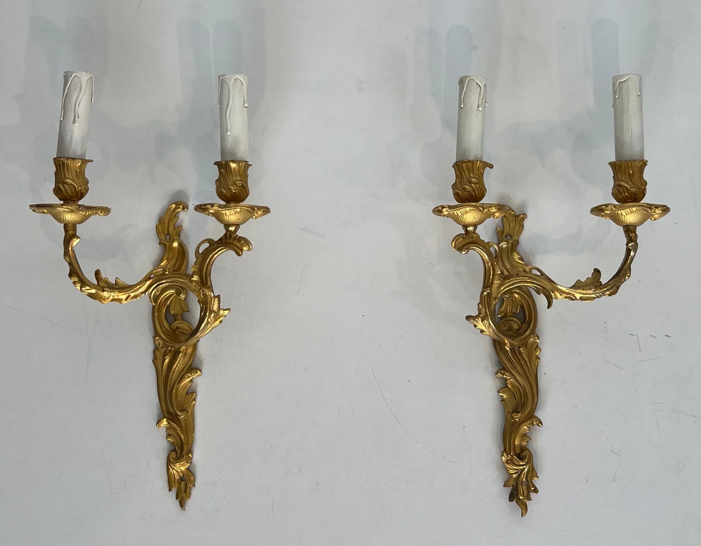 Coppia di sconsigliere in bronzo dorato in stile Luigi XV in vendita 13