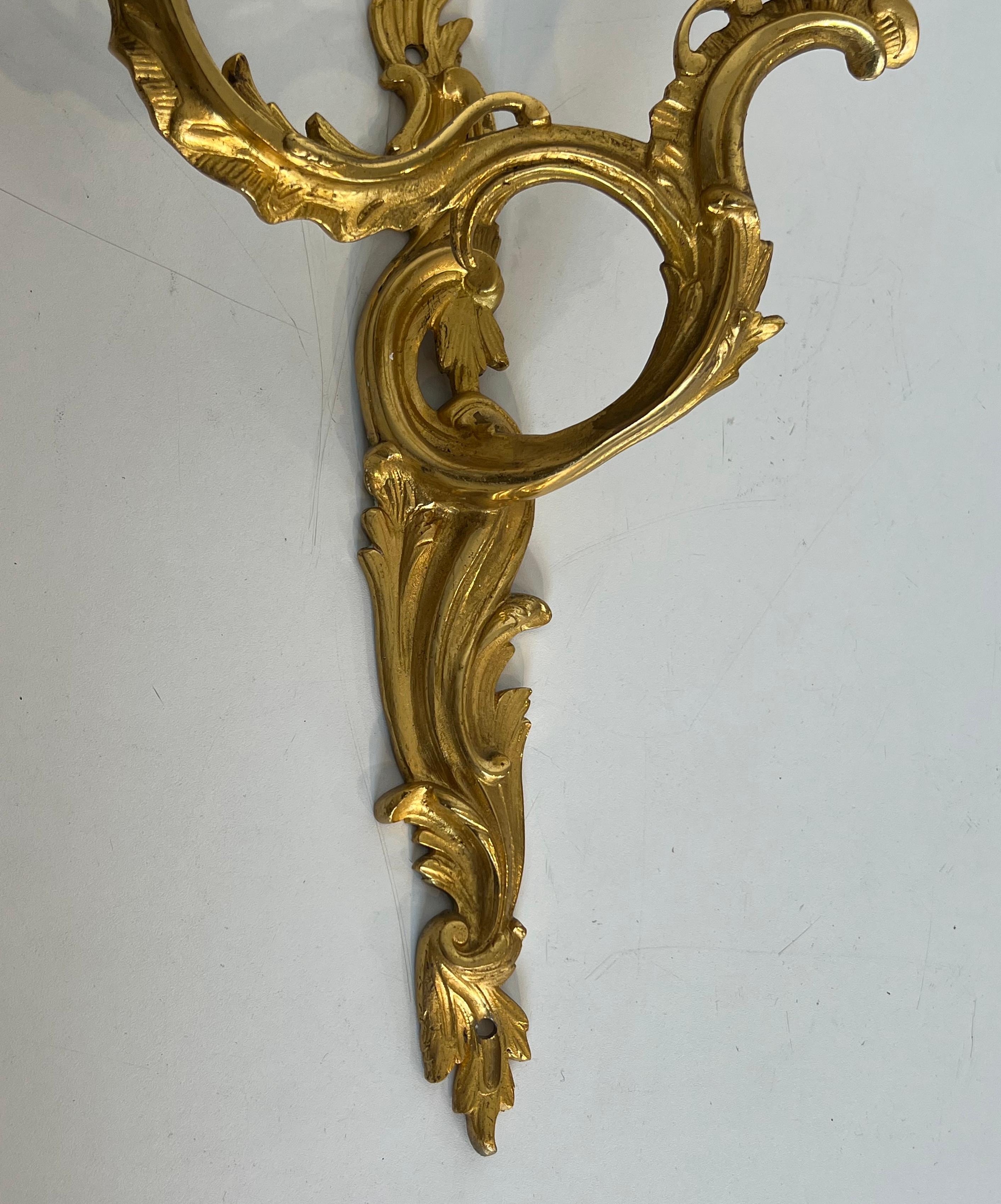 Metà XX secolo Coppia di sconsigliere in bronzo dorato in stile Luigi XV in vendita