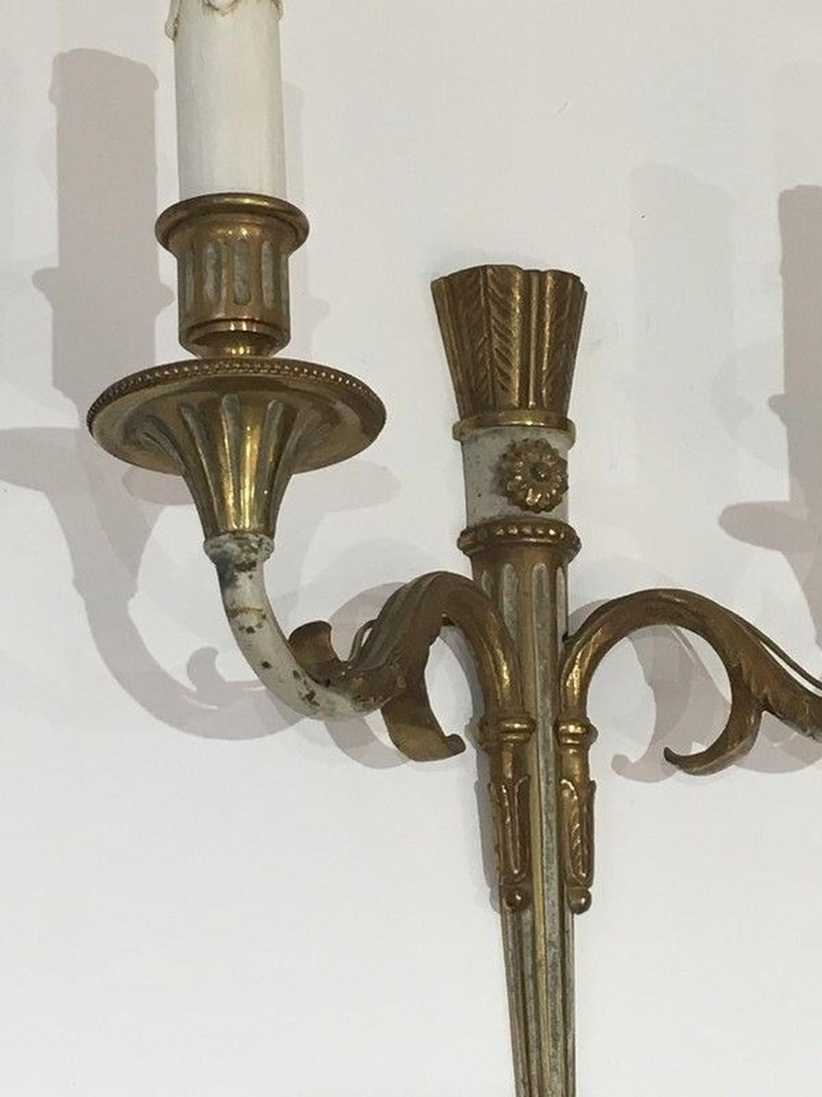 Francese Coppia di lampade da parete Luigi XVI in bronzo e vernice bianca in vendita