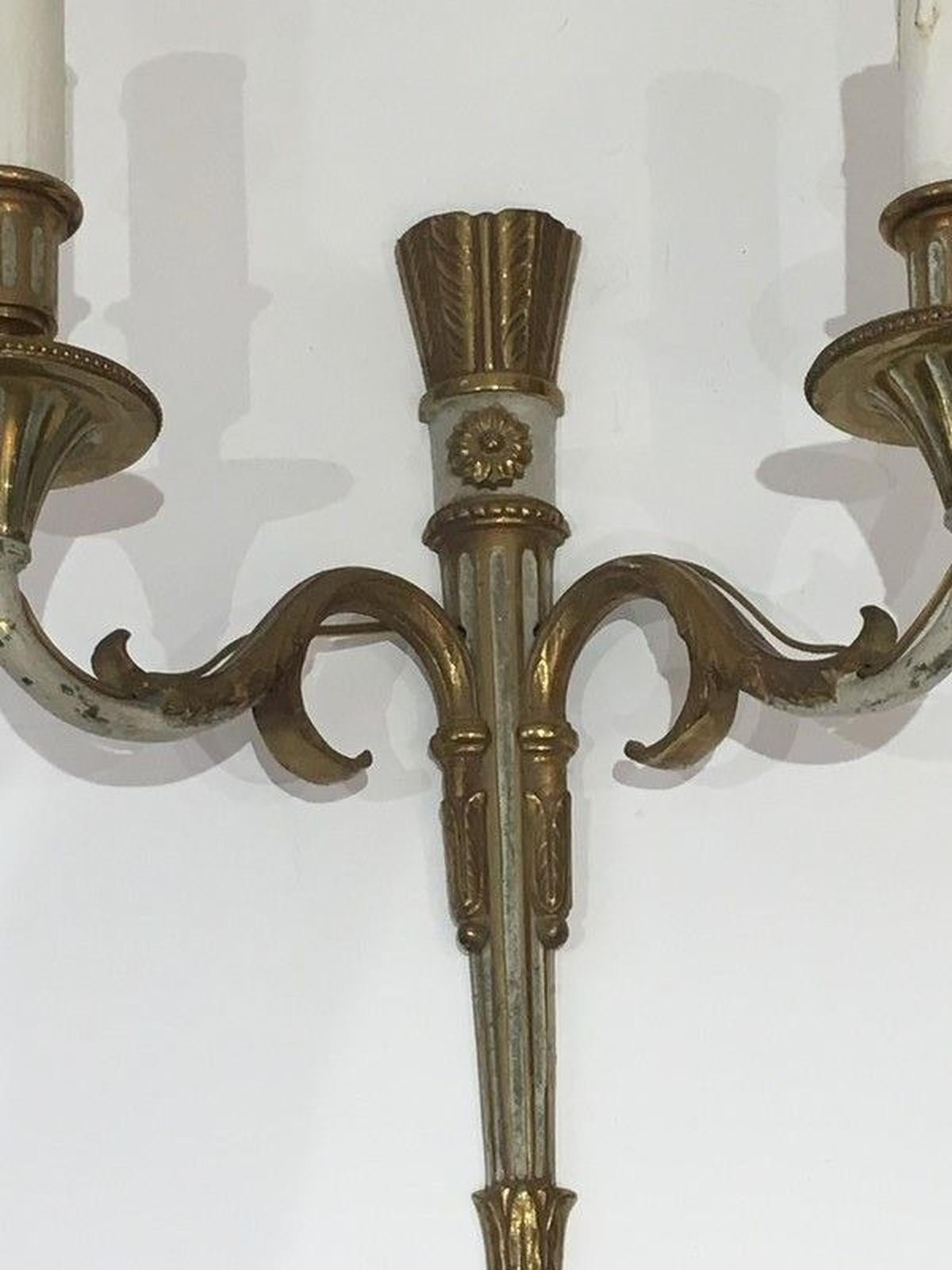Metà XX secolo Coppia di lampade da parete Luigi XVI in bronzo e vernice bianca in vendita