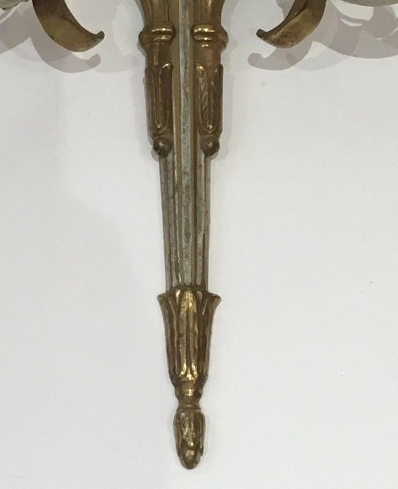 Coppia di lampade da parete Luigi XVI in bronzo e vernice bianca in vendita 1