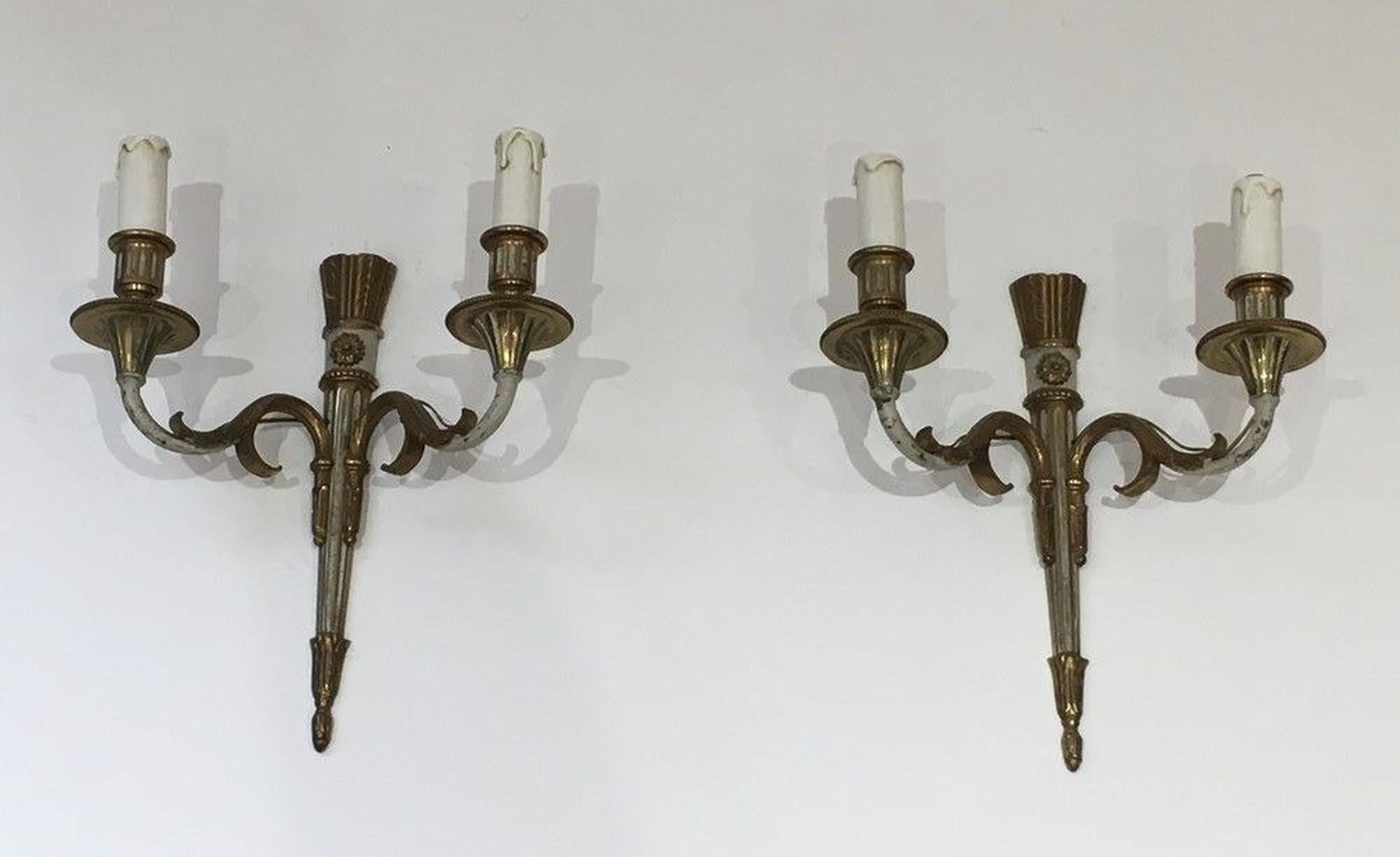 Coppia di lampade da parete Luigi XVI in bronzo e vernice bianca in vendita 3