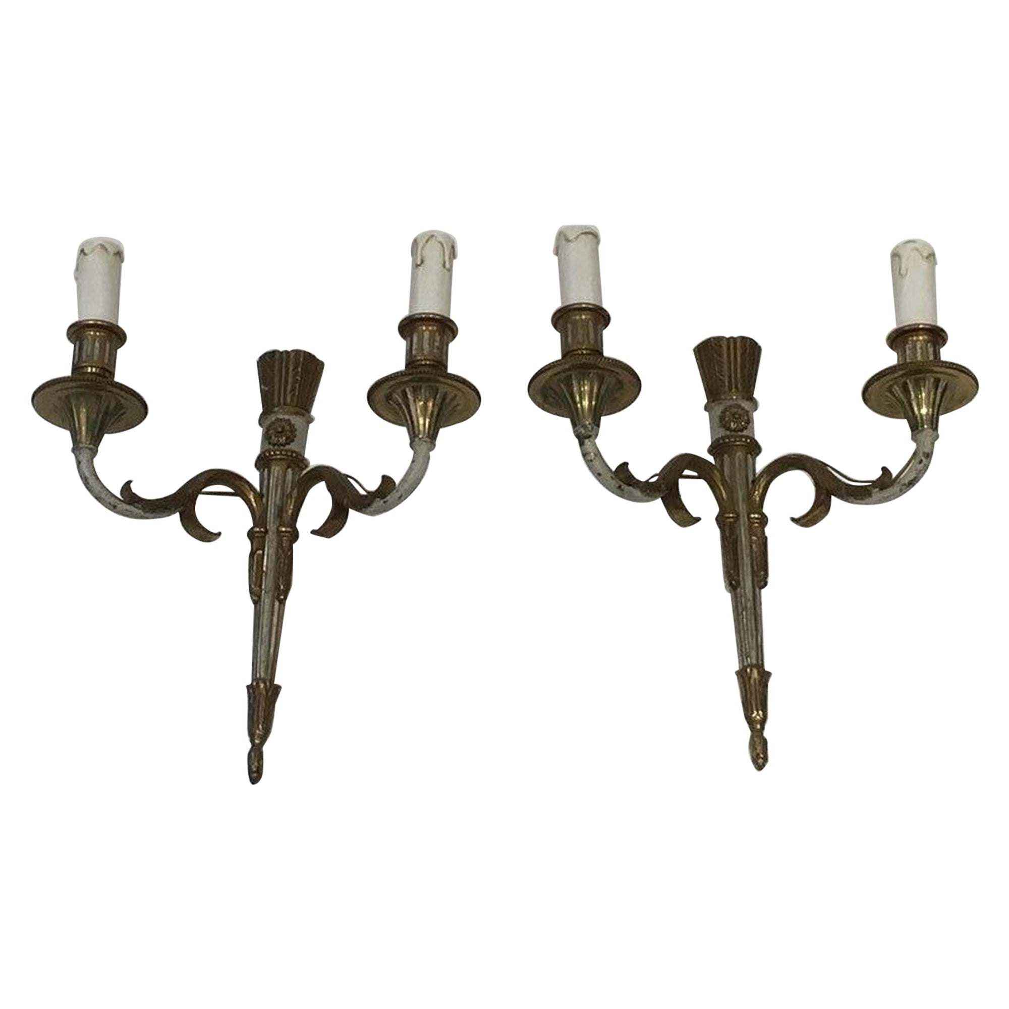 Coppia di lampade da parete Luigi XVI in bronzo e vernice bianca in vendita