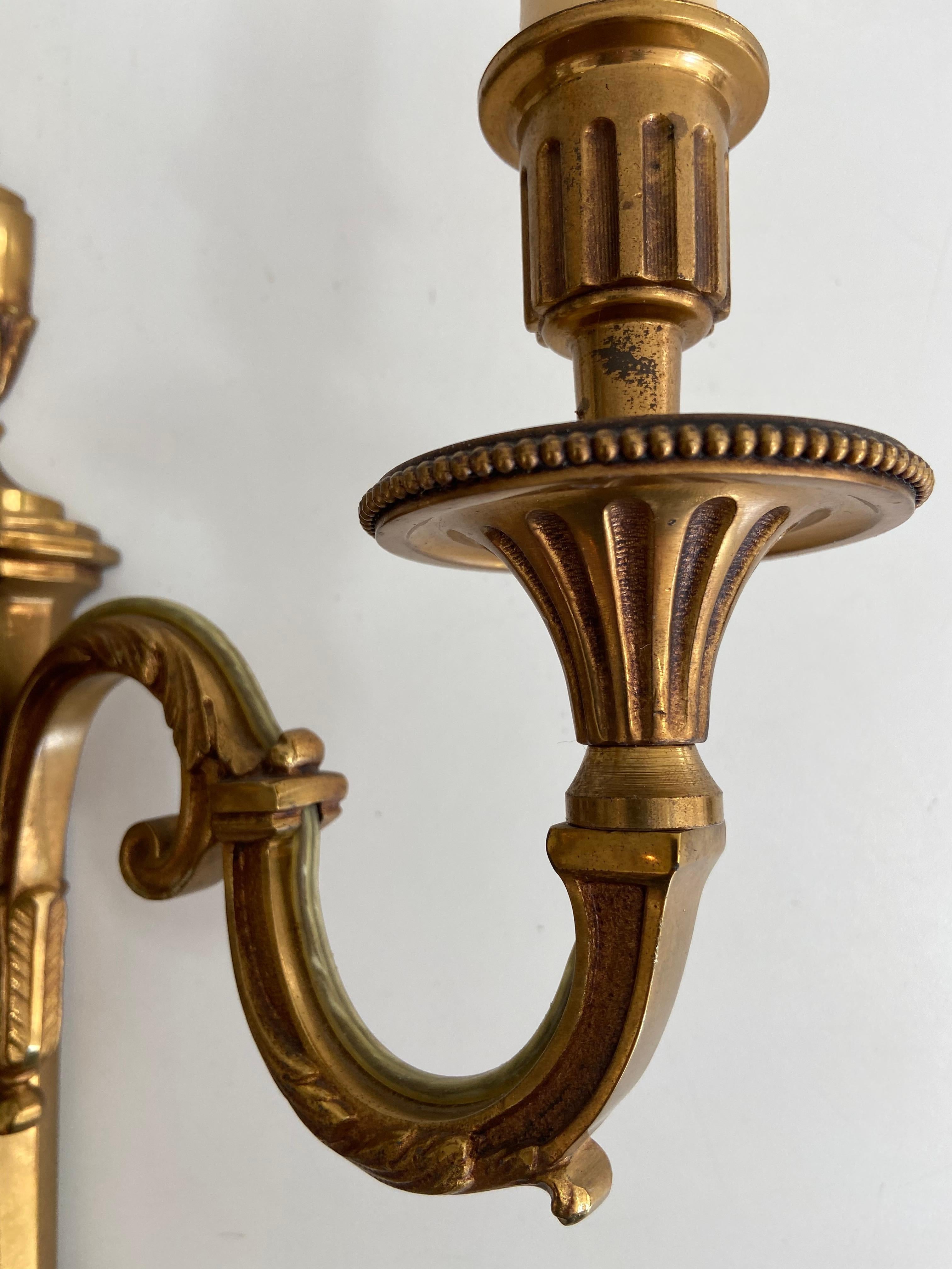 Pareja de apliques de bronce de 3 brazos estilo Luis XVI de Lucien Gau en venta 4