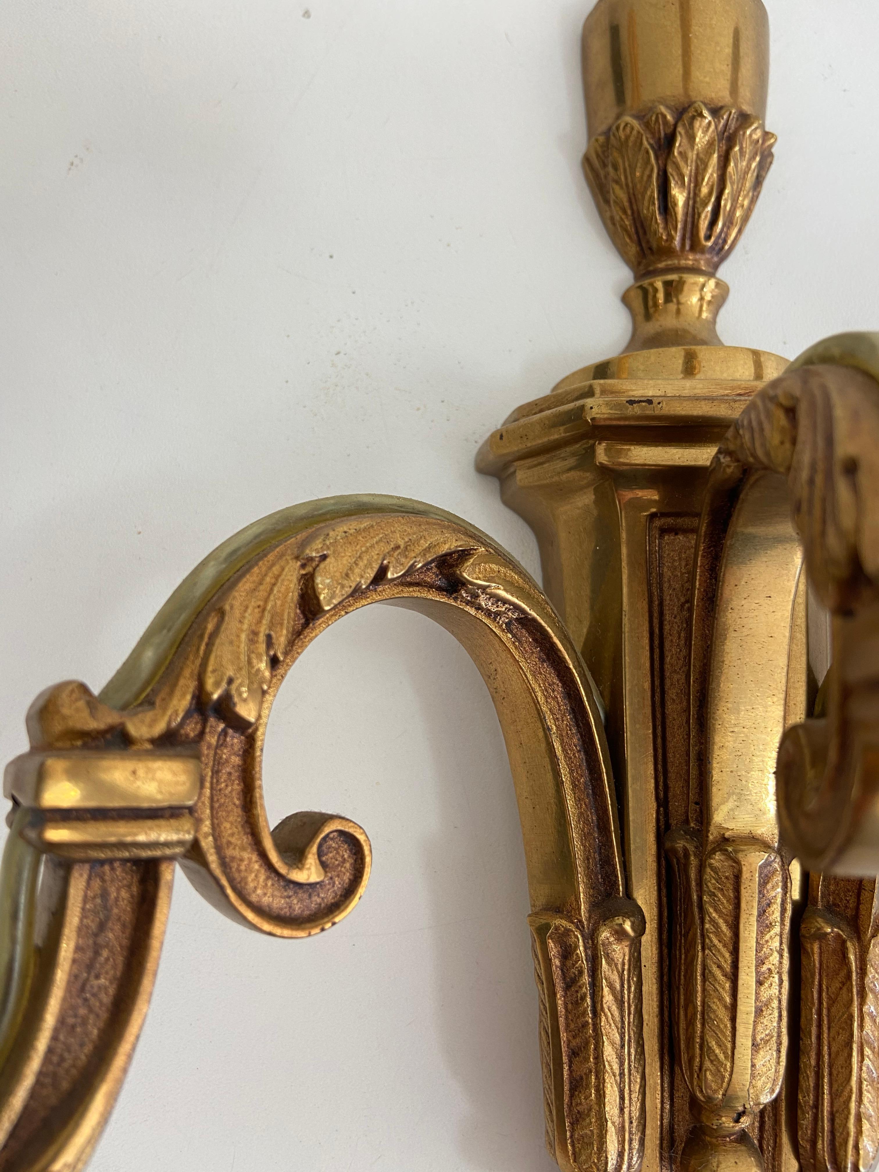 Pareja de apliques de bronce de 3 brazos estilo Luis XVI de Lucien Gau en venta 1