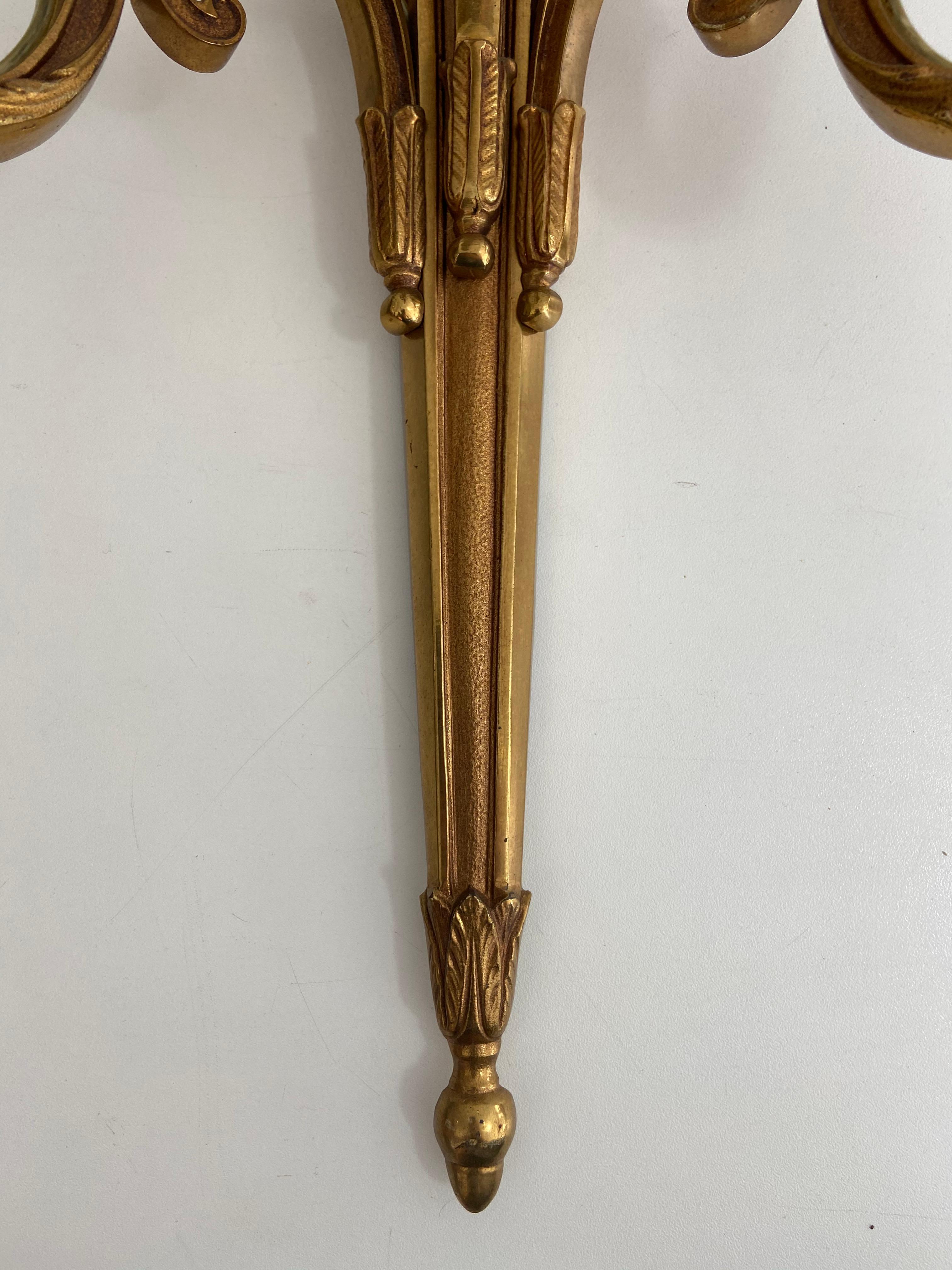 Pareja de apliques de bronce de 3 brazos estilo Luis XVI de Lucien Gau en venta 3