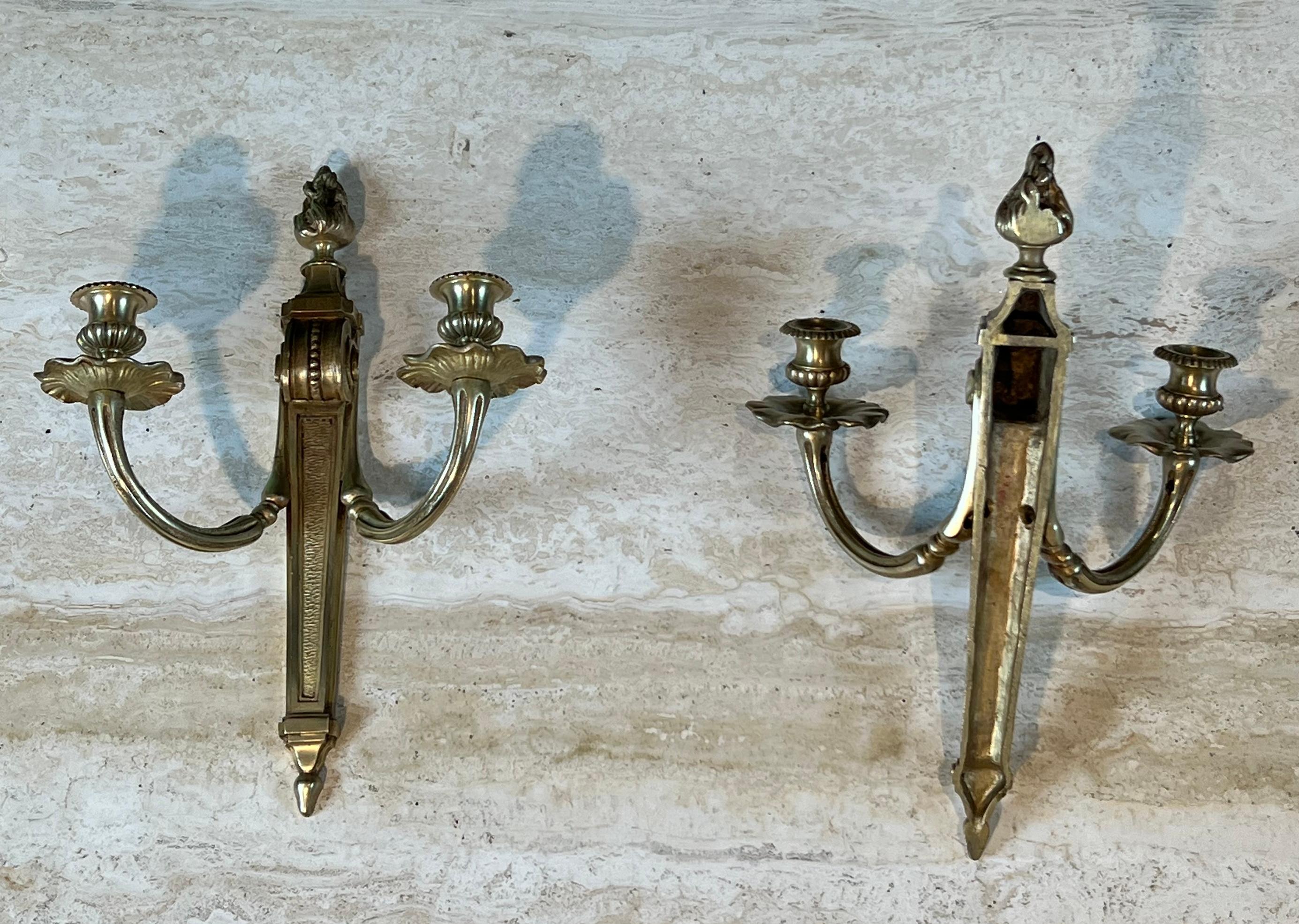 Pareja de apliques de bronce estilo Luis XVI en venta 4