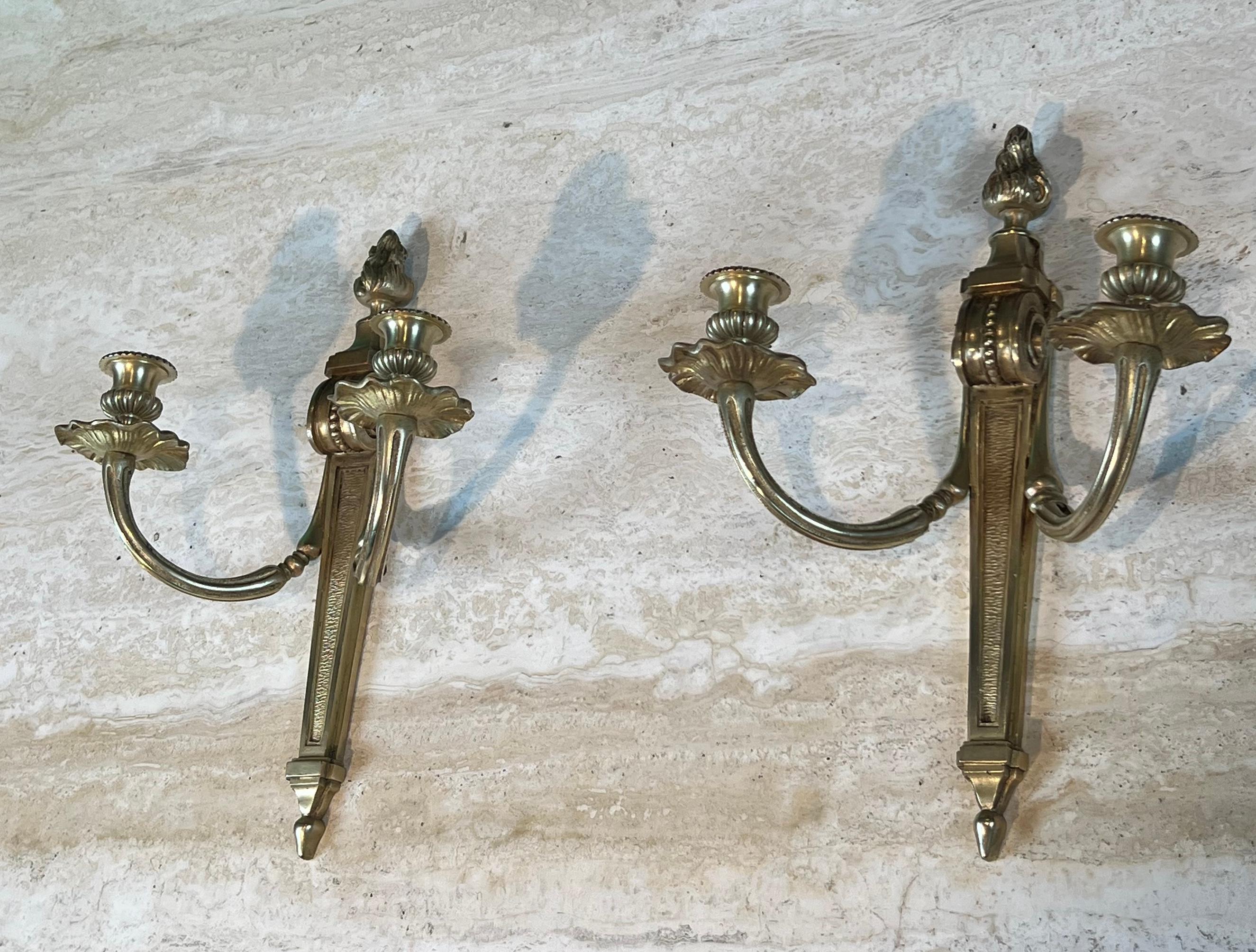 Pareja de apliques de bronce estilo Luis XVI en venta 5