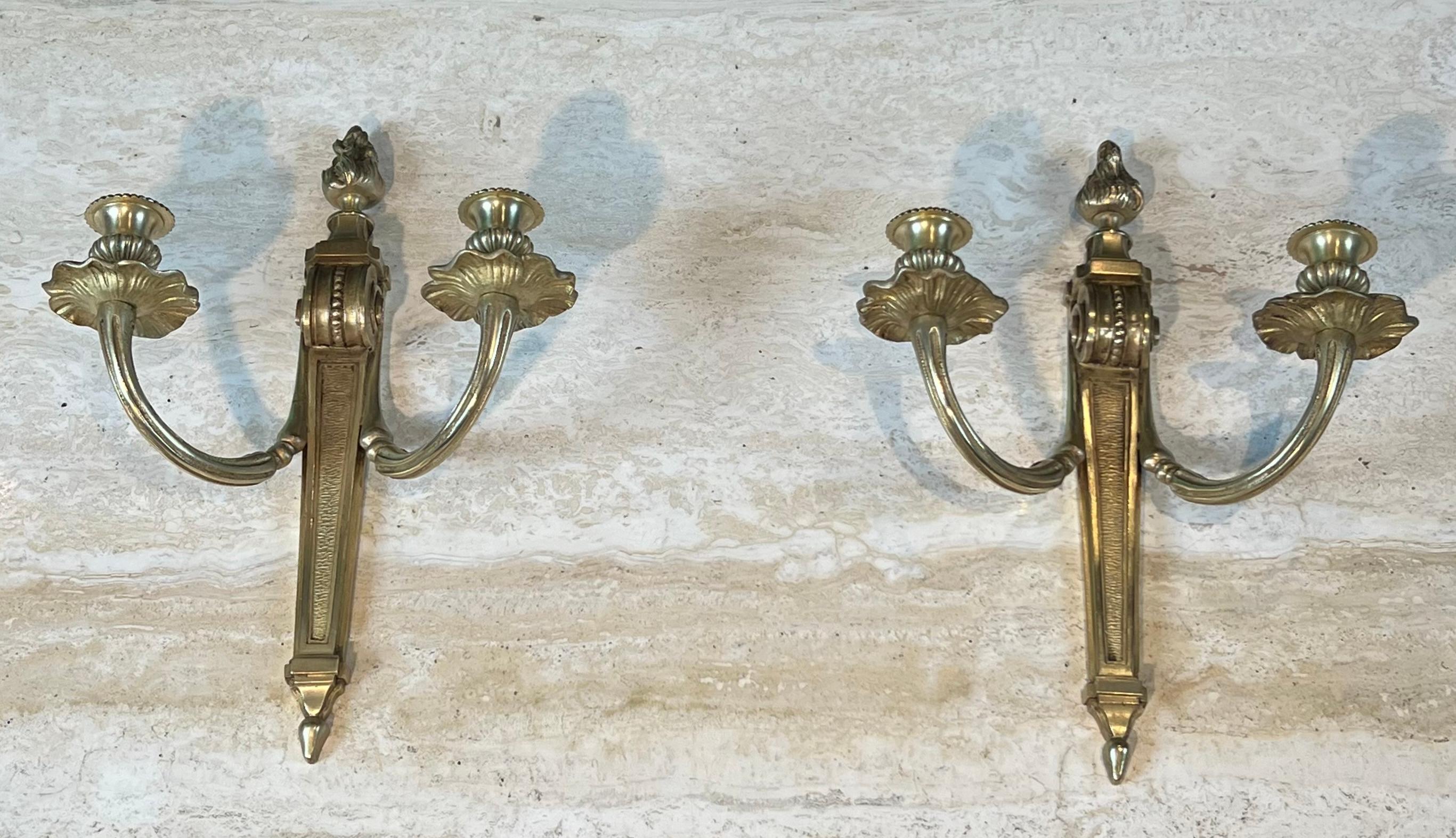 Pareja de apliques de bronce estilo Luis XVI en venta 6