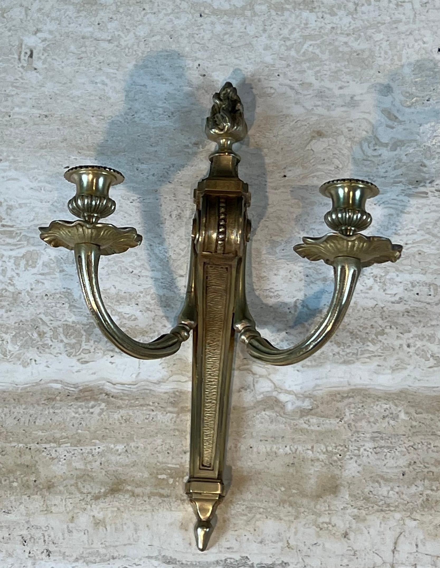 Pareja de apliques de bronce estilo Luis XVI en venta 7