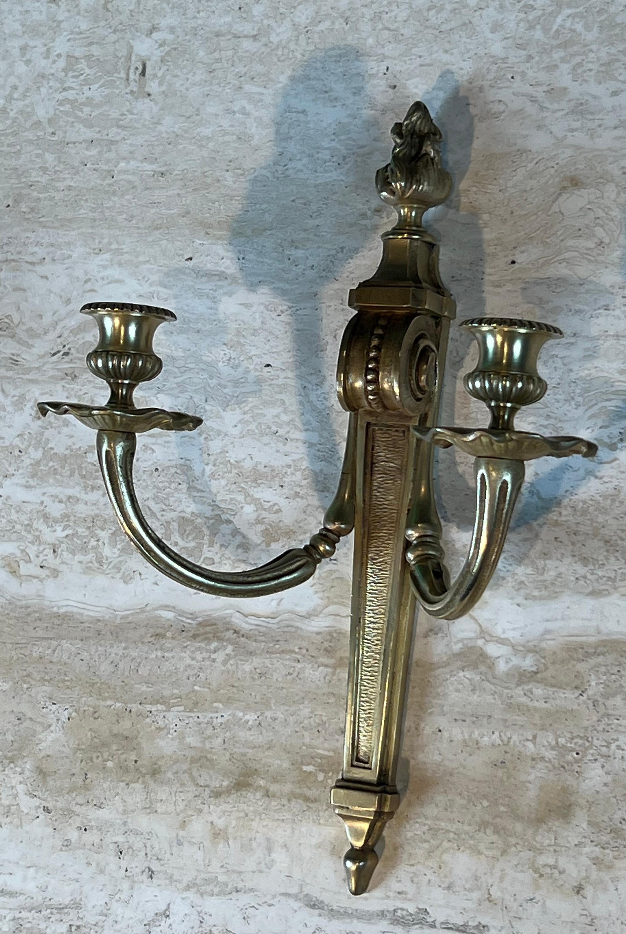 Pareja de apliques de bronce estilo Luis XVI en venta 8