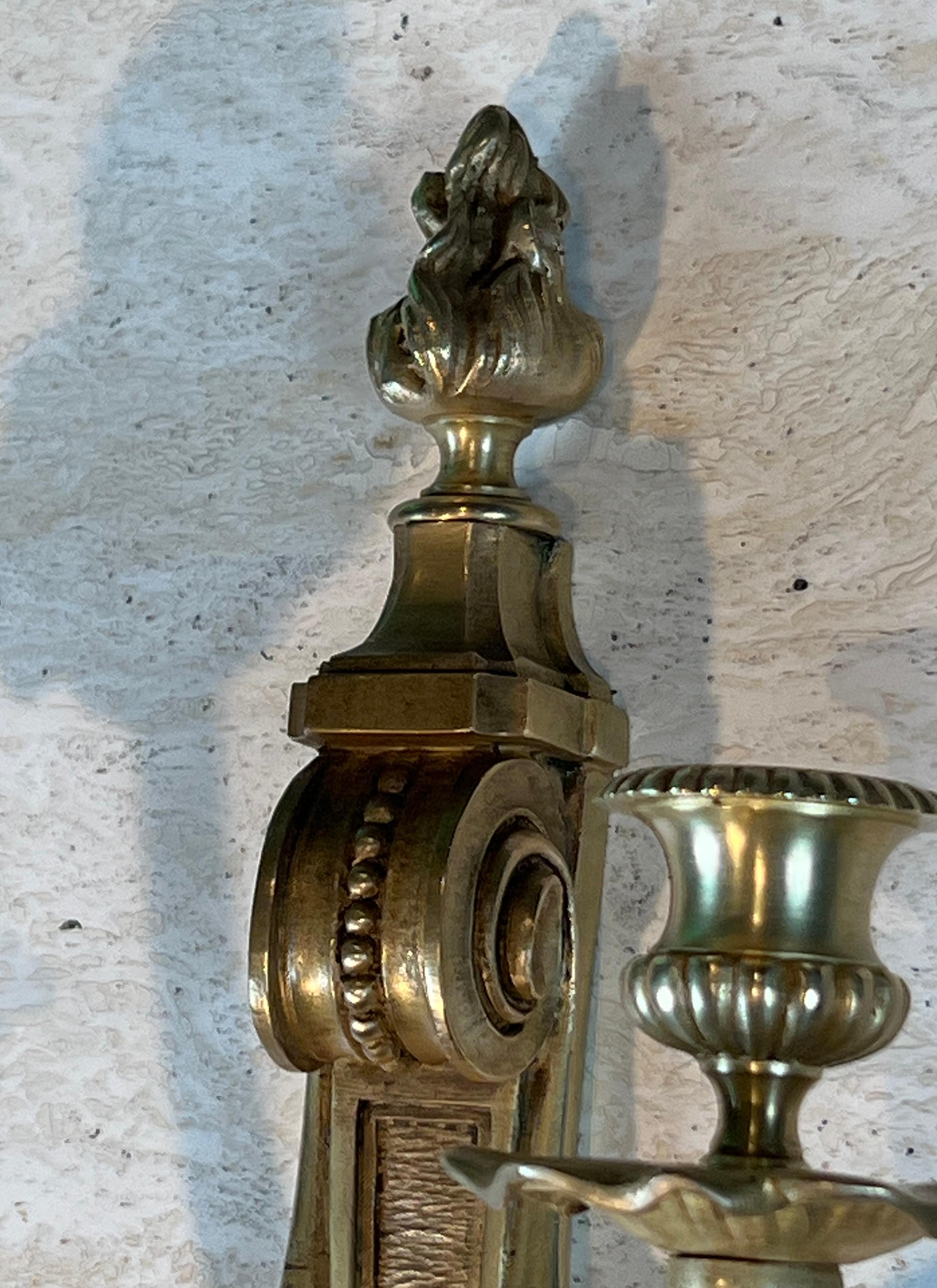 Pareja de apliques de bronce estilo Luis XVI en venta 9