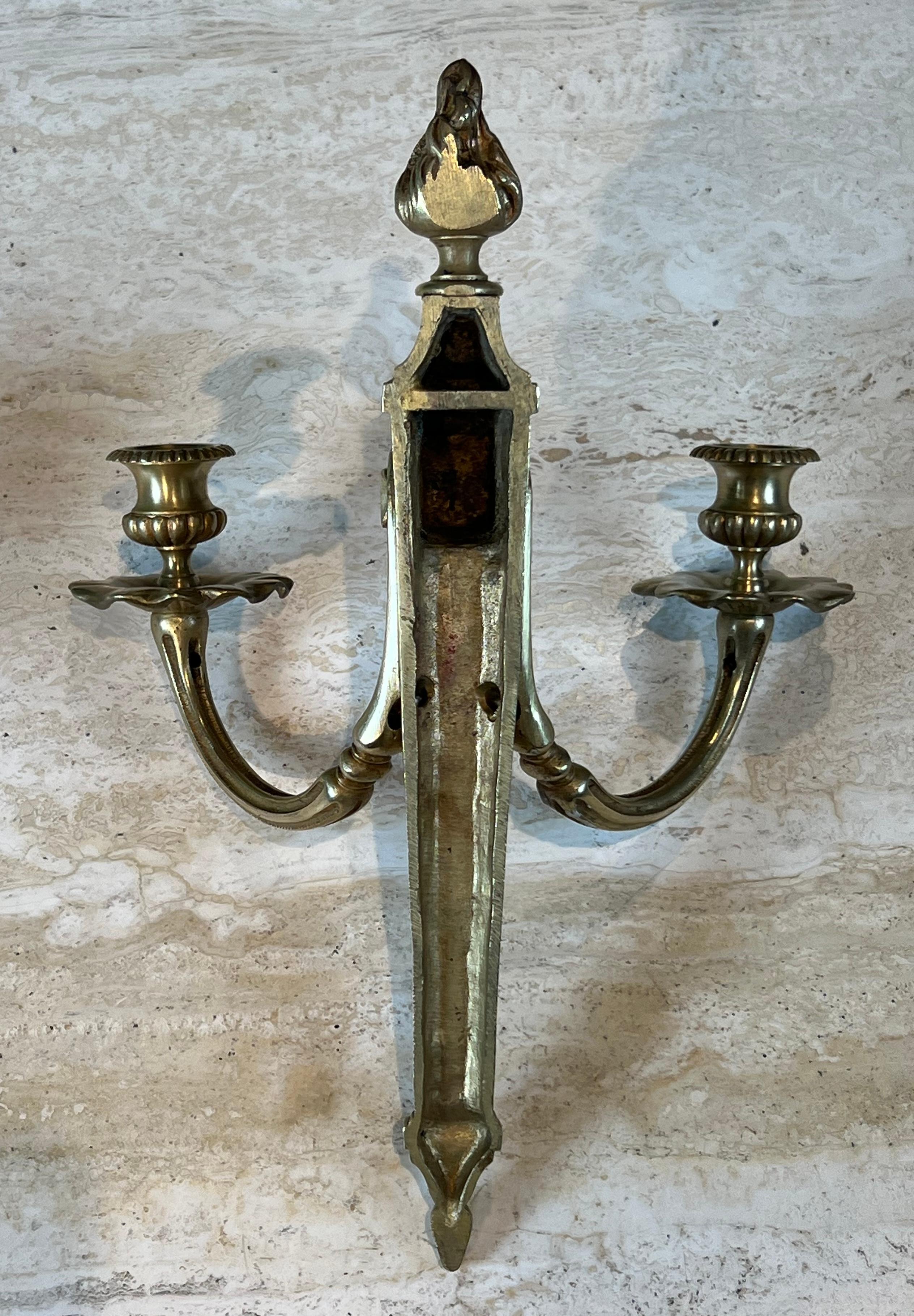 Pareja de apliques de bronce estilo Luis XVI en venta 10