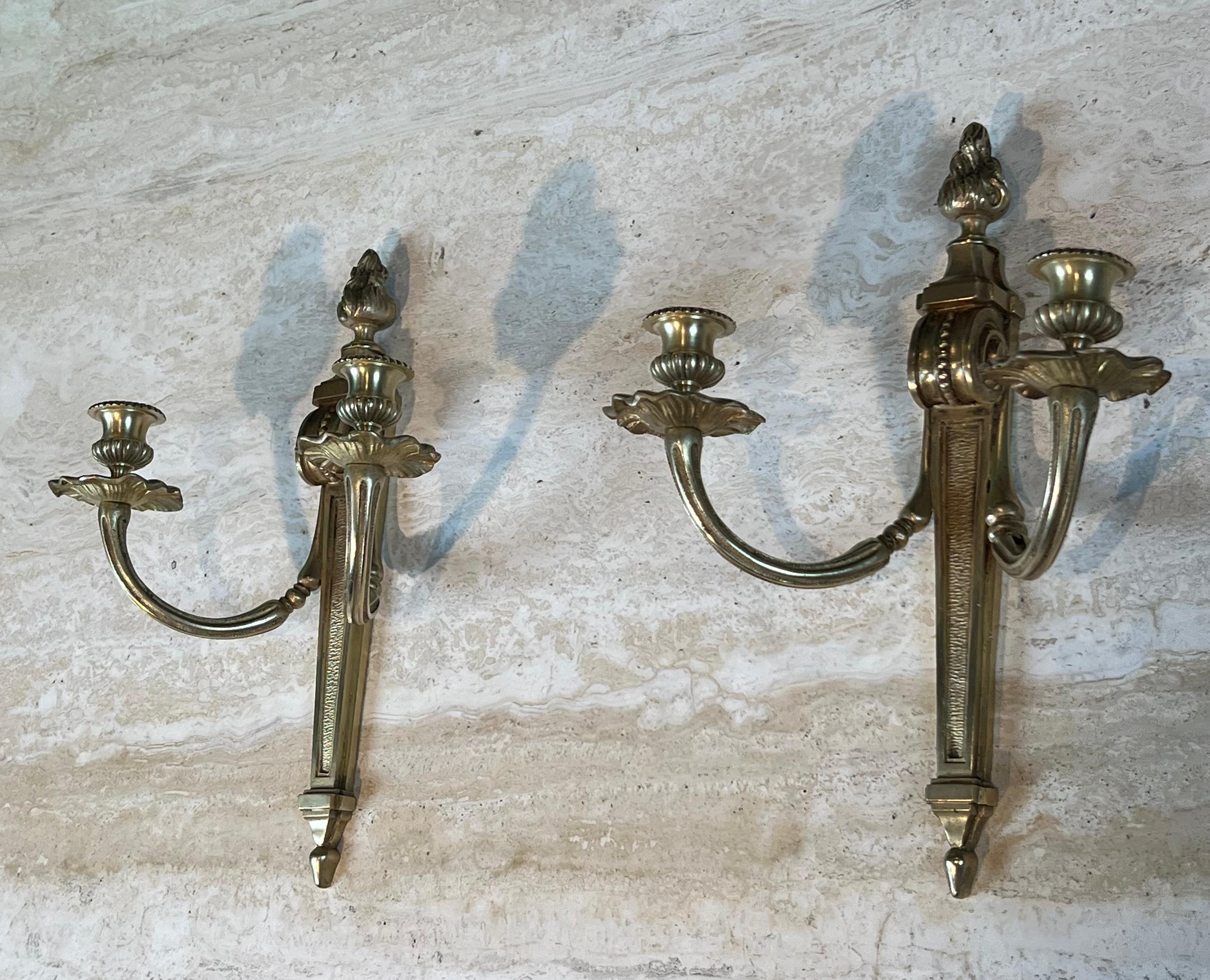 Pareja de apliques de bronce estilo Luis XVI en venta 11