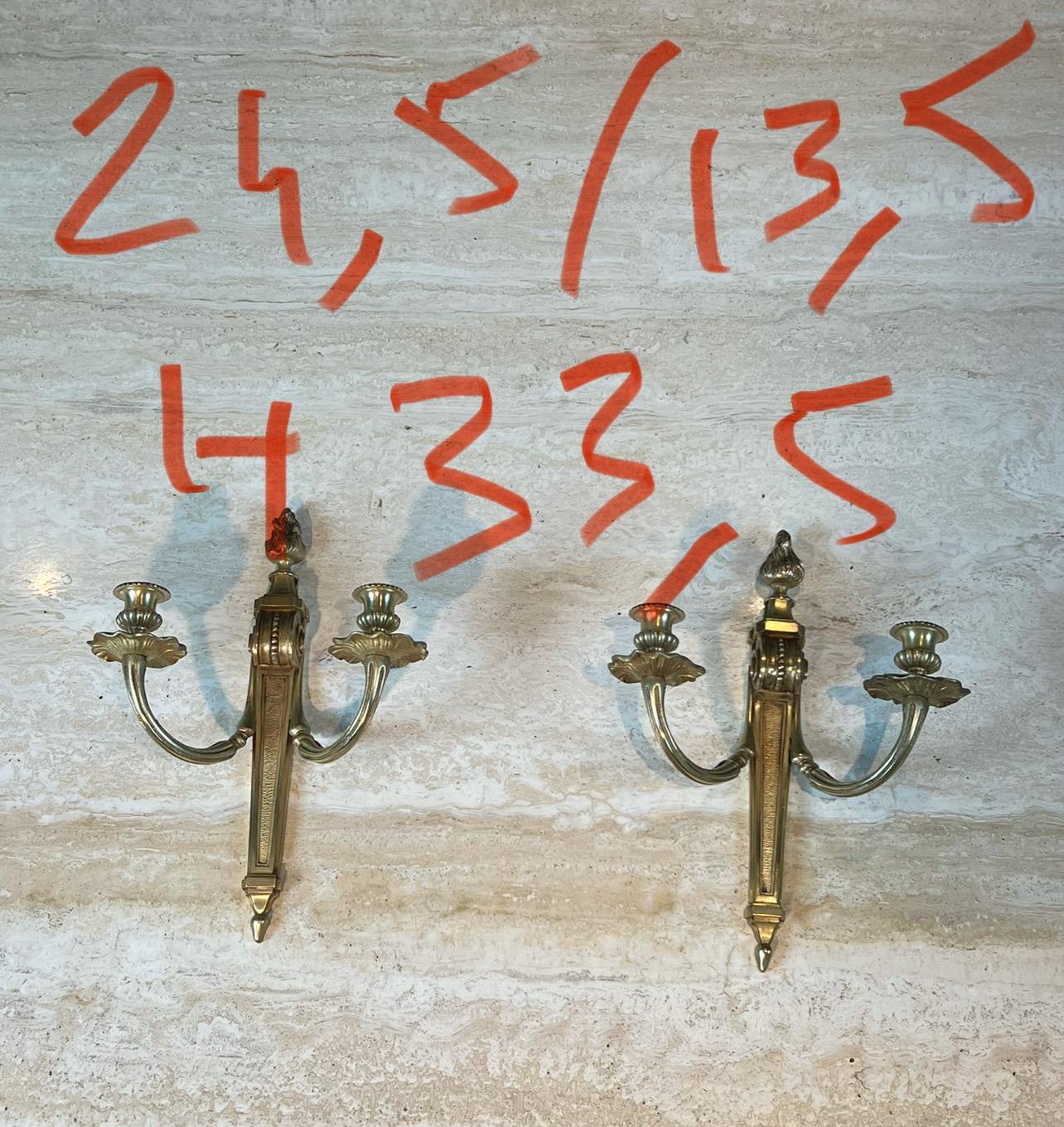 Pareja de apliques de bronce estilo Luis XVI en venta 13