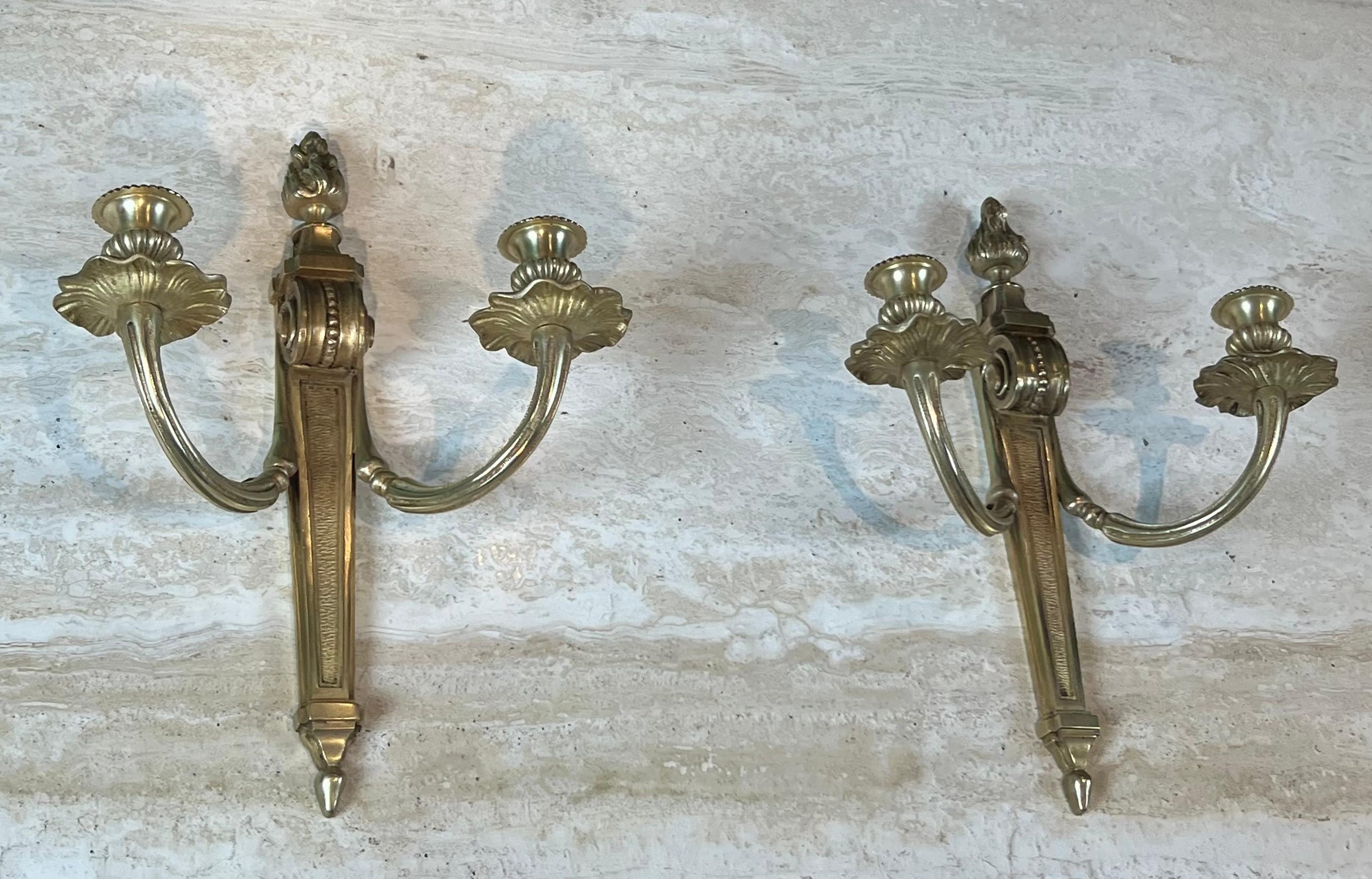 Este bonito par de apliques de estilo Luis XVI está fabricado en bronce. Esta es una  Obra francesa, finamente cincelada. Alrededor de 1900