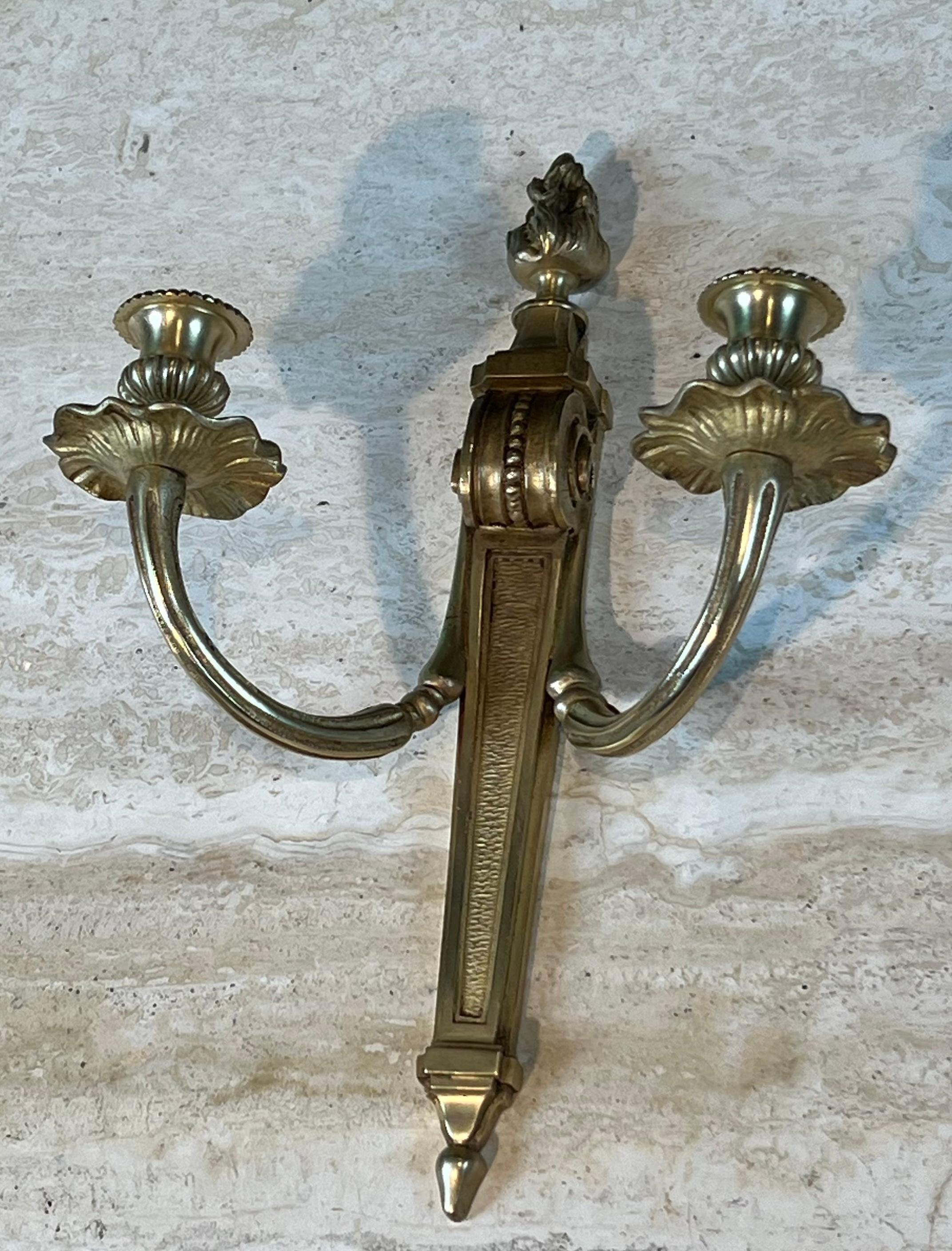 Pareja de apliques de bronce estilo Luis XVI Francés en venta