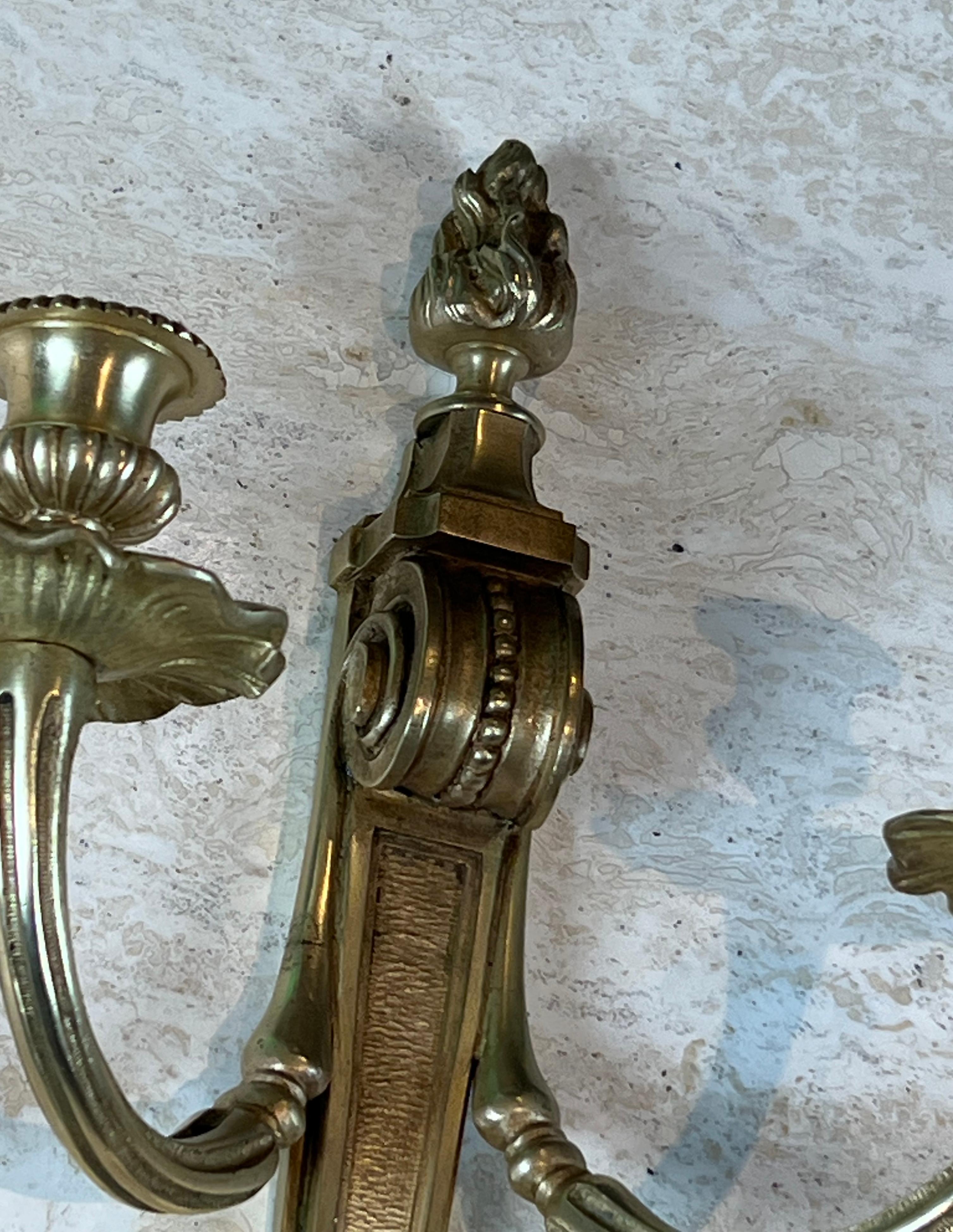 Pareja de apliques de bronce estilo Luis XVI Bronce en venta