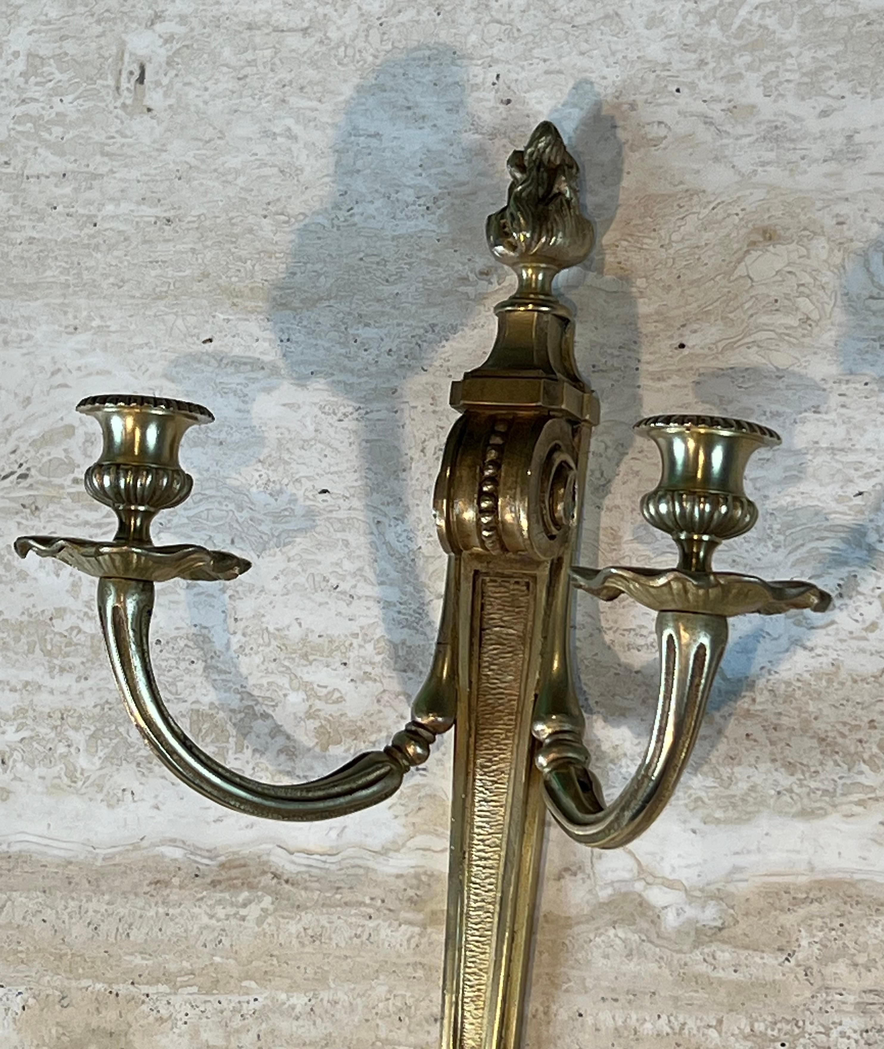 Pareja de apliques de bronce estilo Luis XVI en venta 1