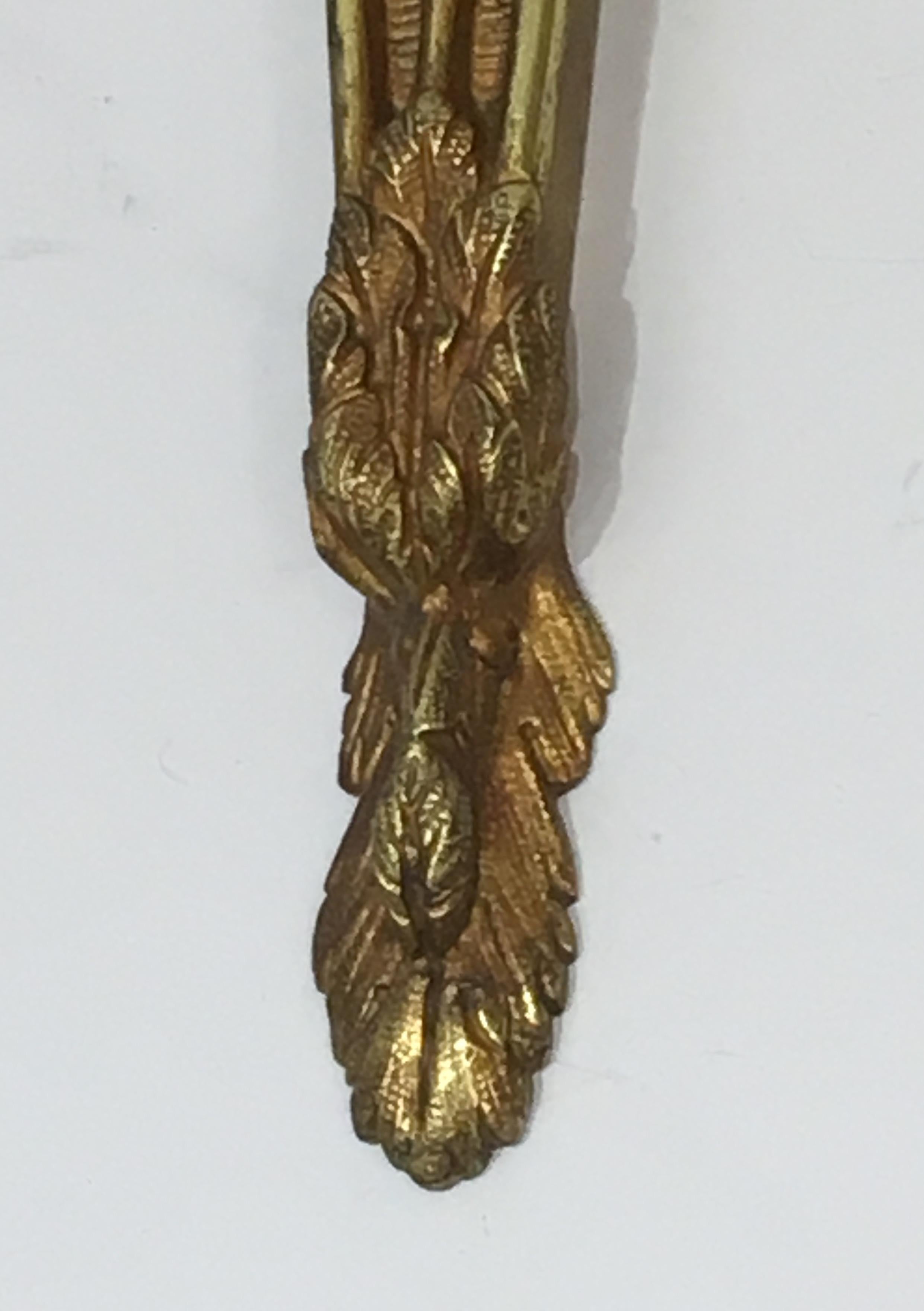 Coppia di appliques in bronzo in stile Luigi XVI secolo, Francia, circa 1940 in vendita 9