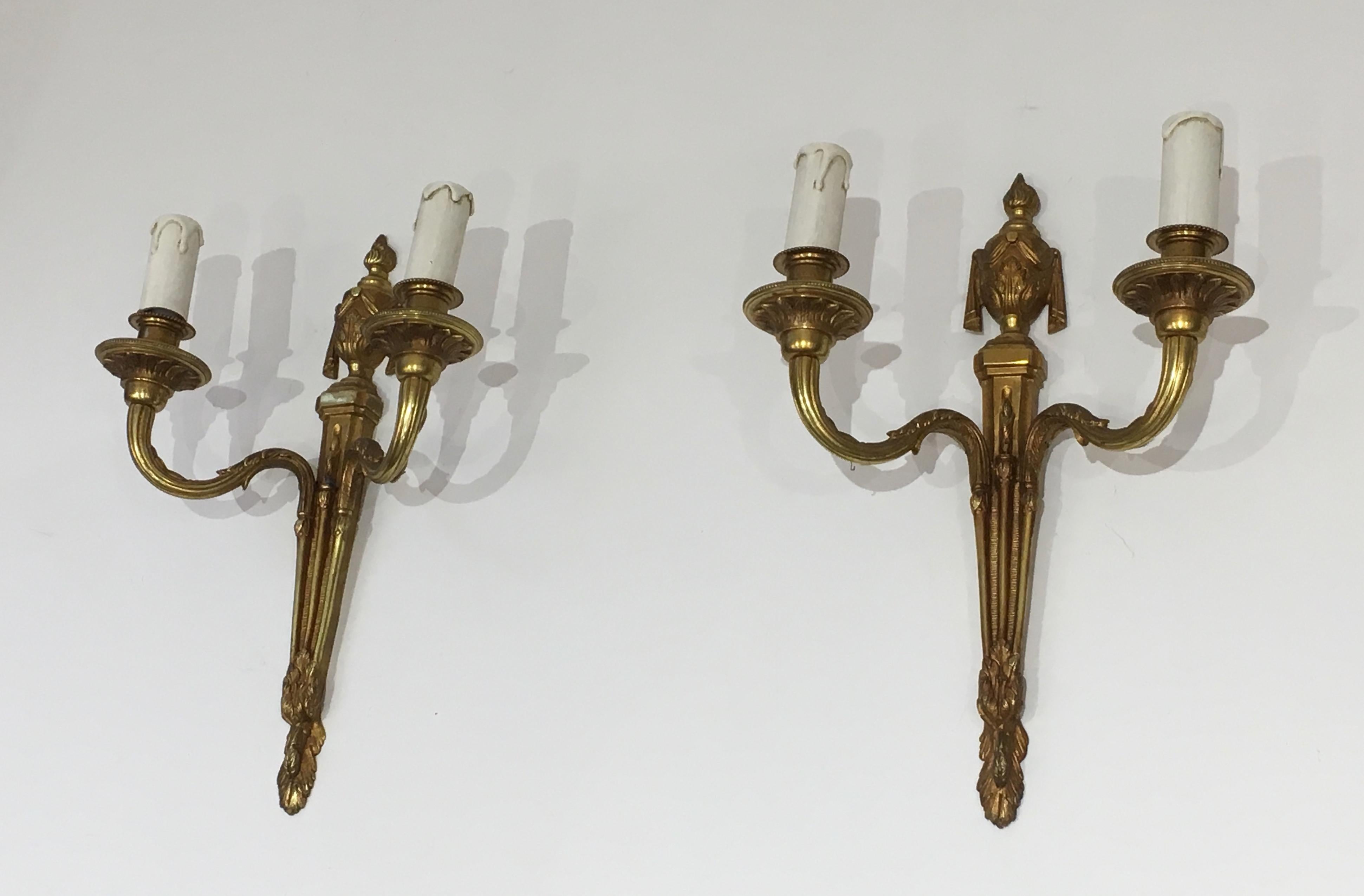 Francese Coppia di appliques in bronzo in stile Luigi XVI secolo, Francia, circa 1940 in vendita