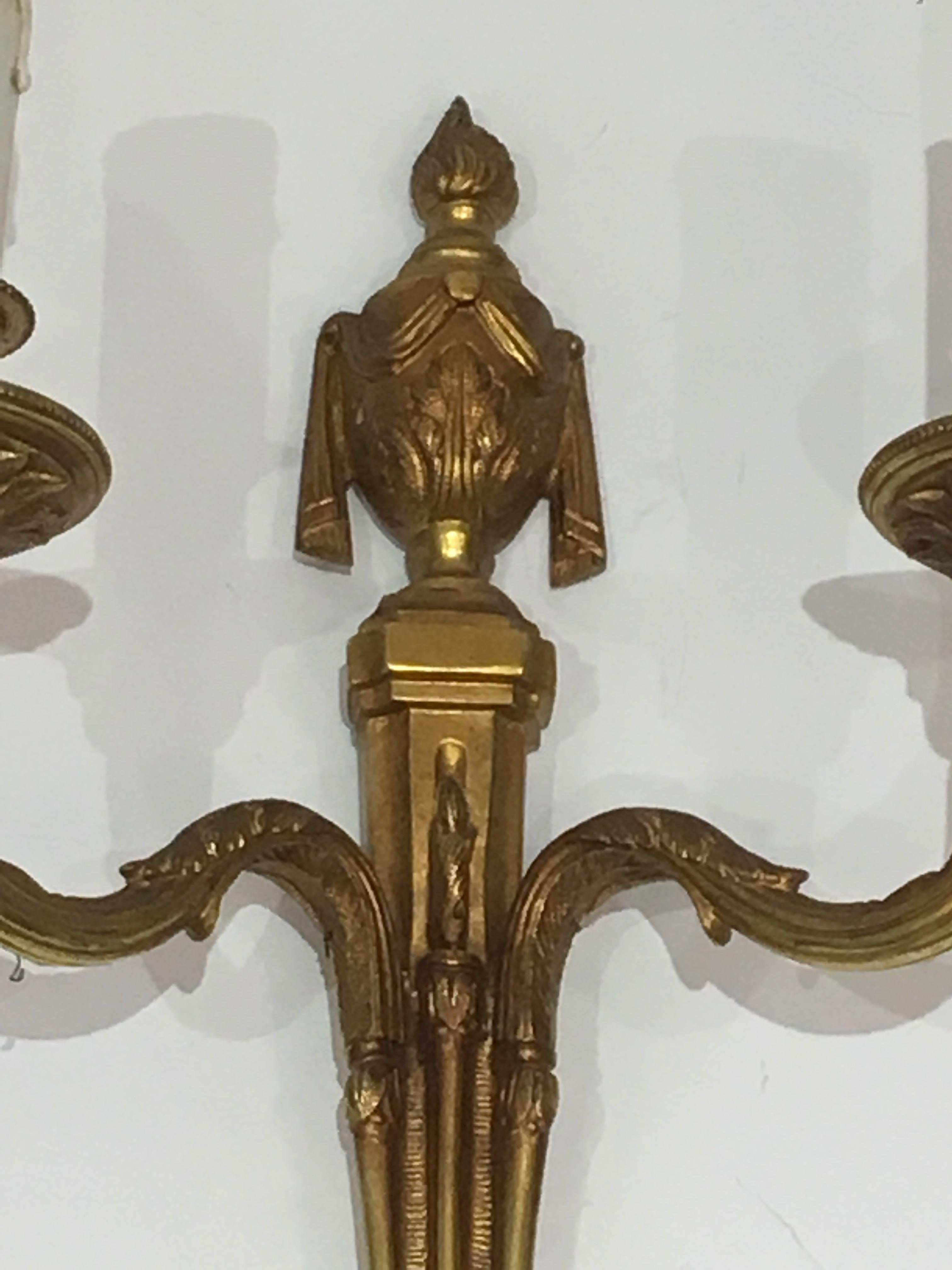 Bronzo Coppia di appliques in bronzo in stile Luigi XVI secolo, Francia, circa 1940 in vendita