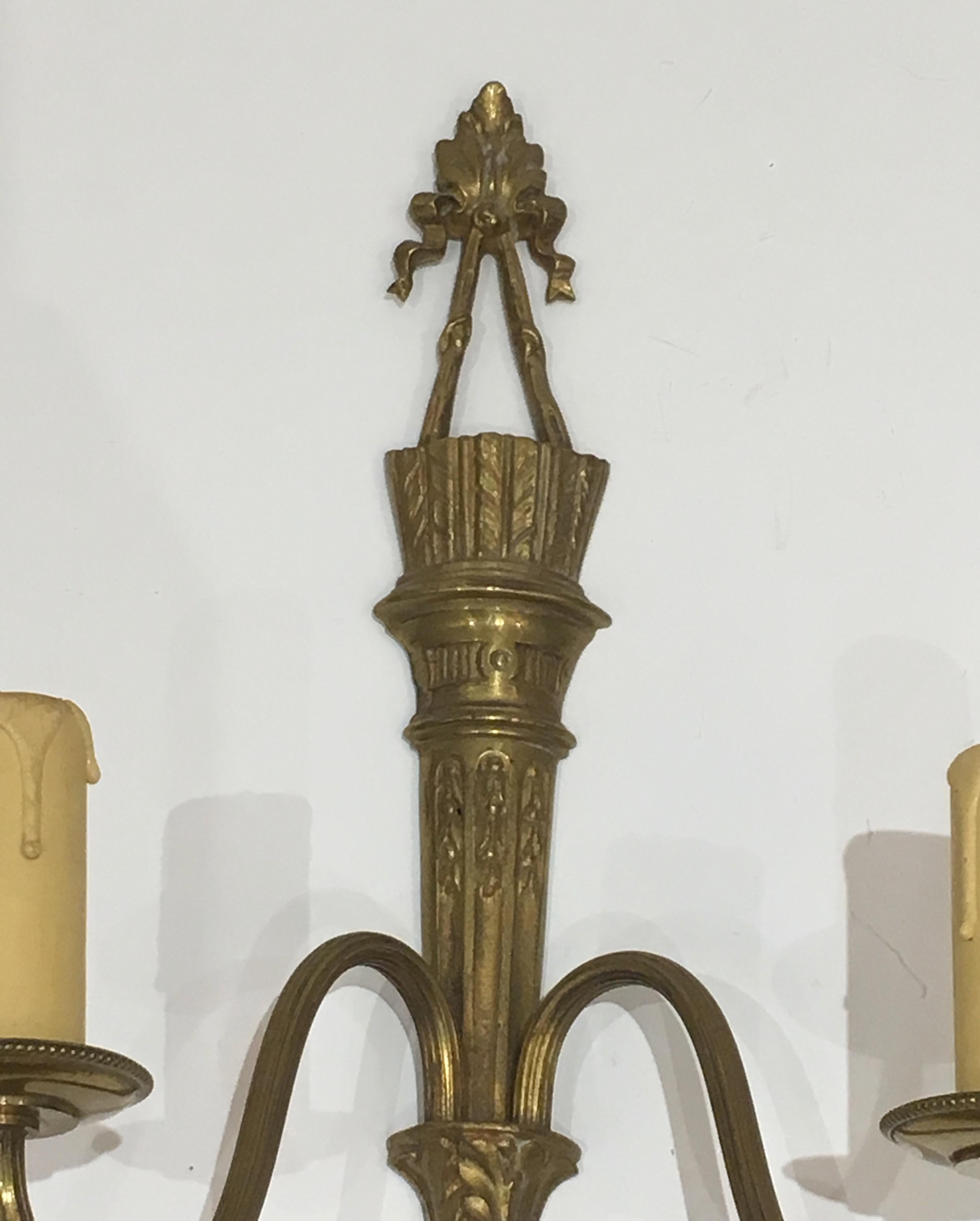 Paar Bronze-Wandleuchter im Louis-Stil des 16. Jahrhunderts mit Quiver und Bändern im Angebot 8