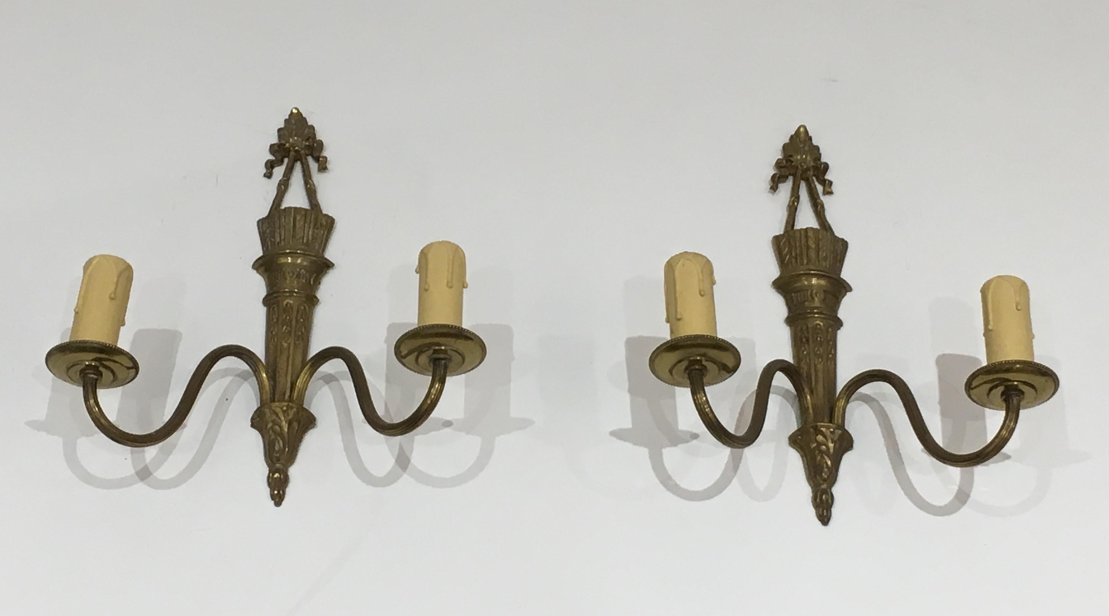 Paar Bronze-Wandleuchter im Louis-Stil des 16. Jahrhunderts mit Quiver und Bändern (Louis XVI.) im Angebot