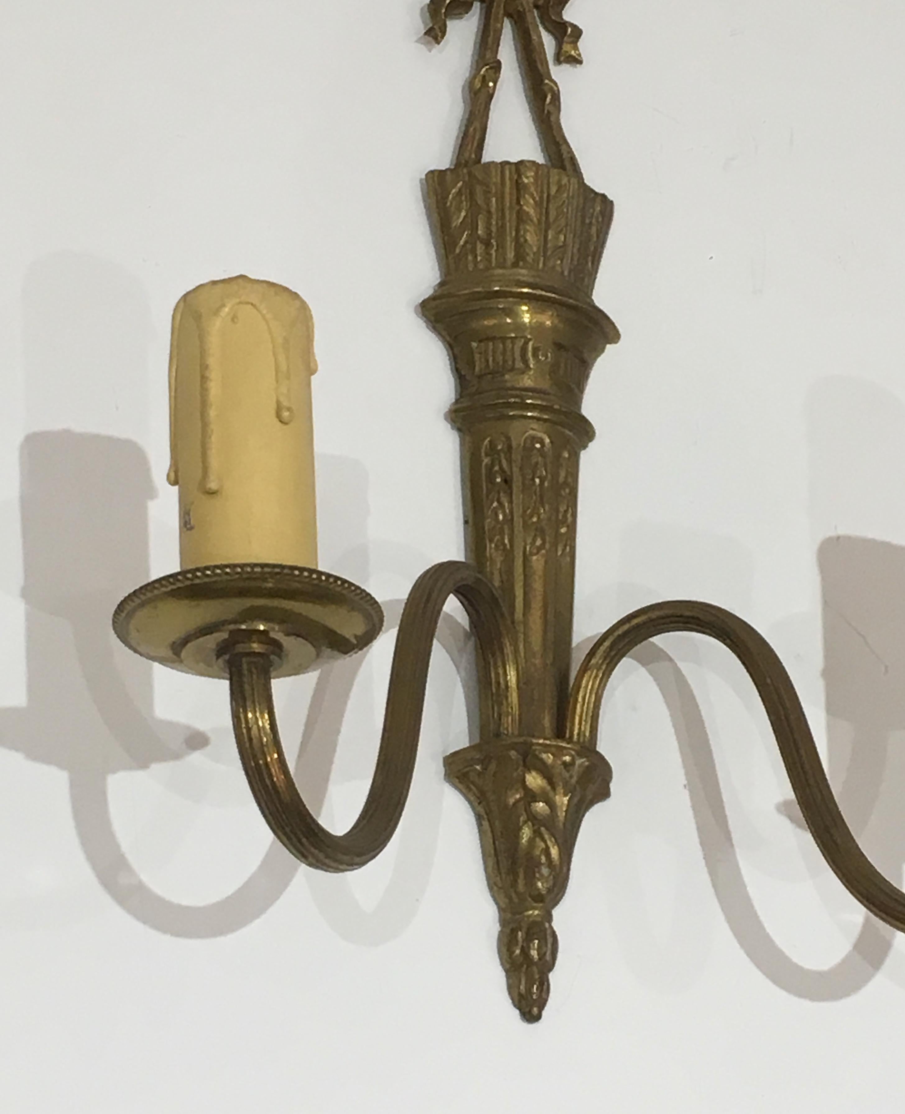 Pair of Louis The 16th Style Bronze Wall Sconces with Quiver and Ribbons In Good Condition For Sale In Marcq-en-Barœul, Hauts-de-France