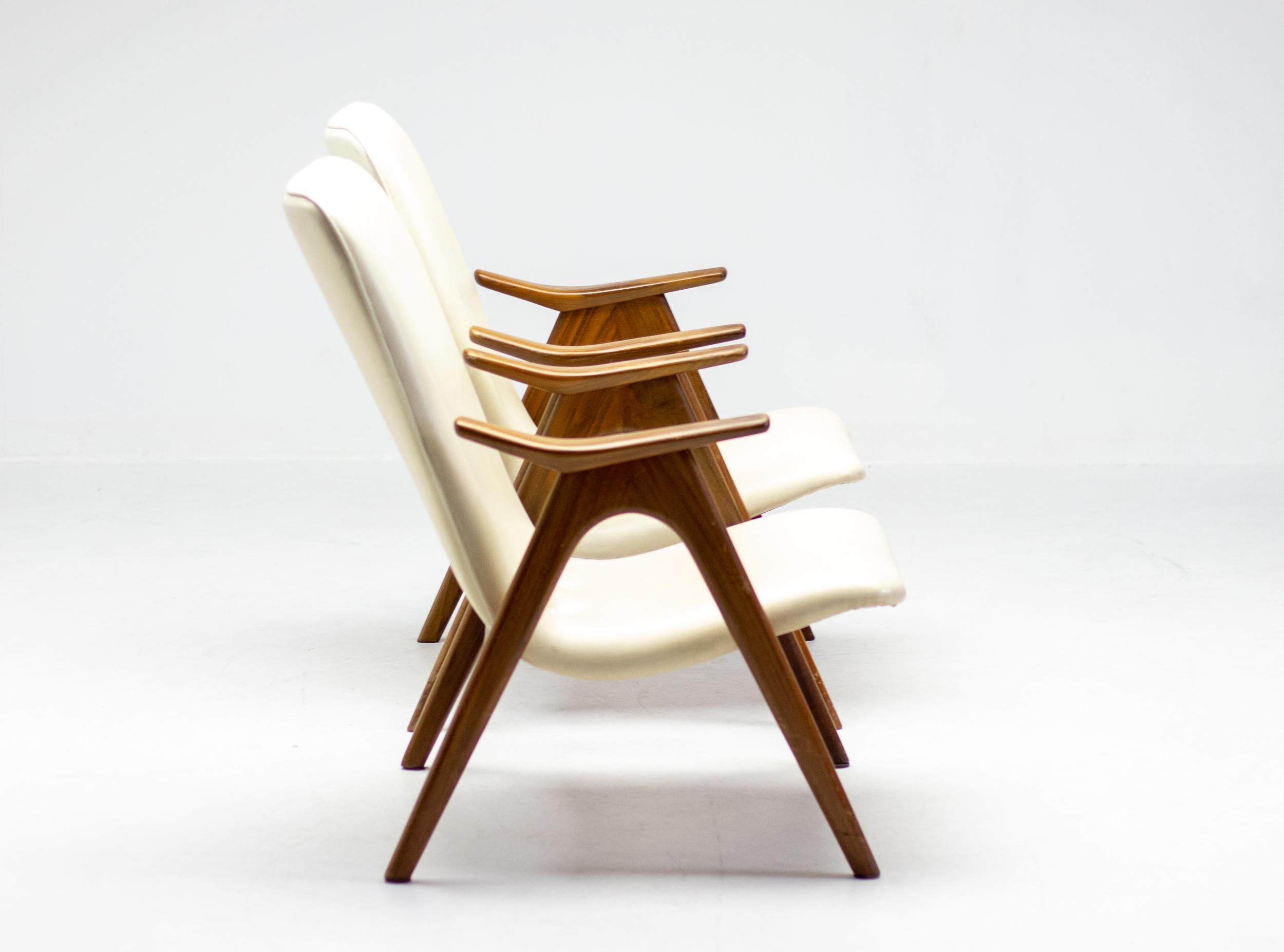 Ensemble original de 2 chaises longues conçues par le designer néerlandais Louis Van Teeffelen.
Le cadre en noyer et le revêtement en Naugahyde blanc cassé sont tous deux en très bon état.

Louis van Teeffelen (1921-1972) était un designer de