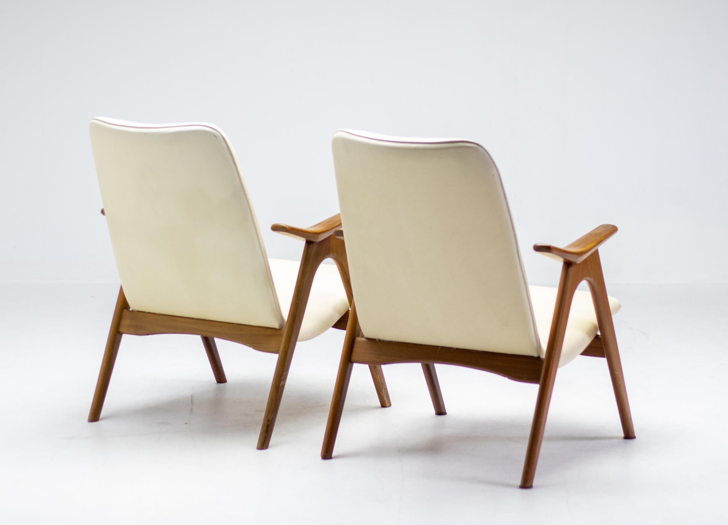 Pair of Louis Van Teeffelen Walnut Lounge Chairs In Good Condition For Sale In Dronten, NL