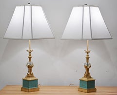 Paire de lampes italiennes anciennes de style Louis VI en bronze peint, acier et cristal