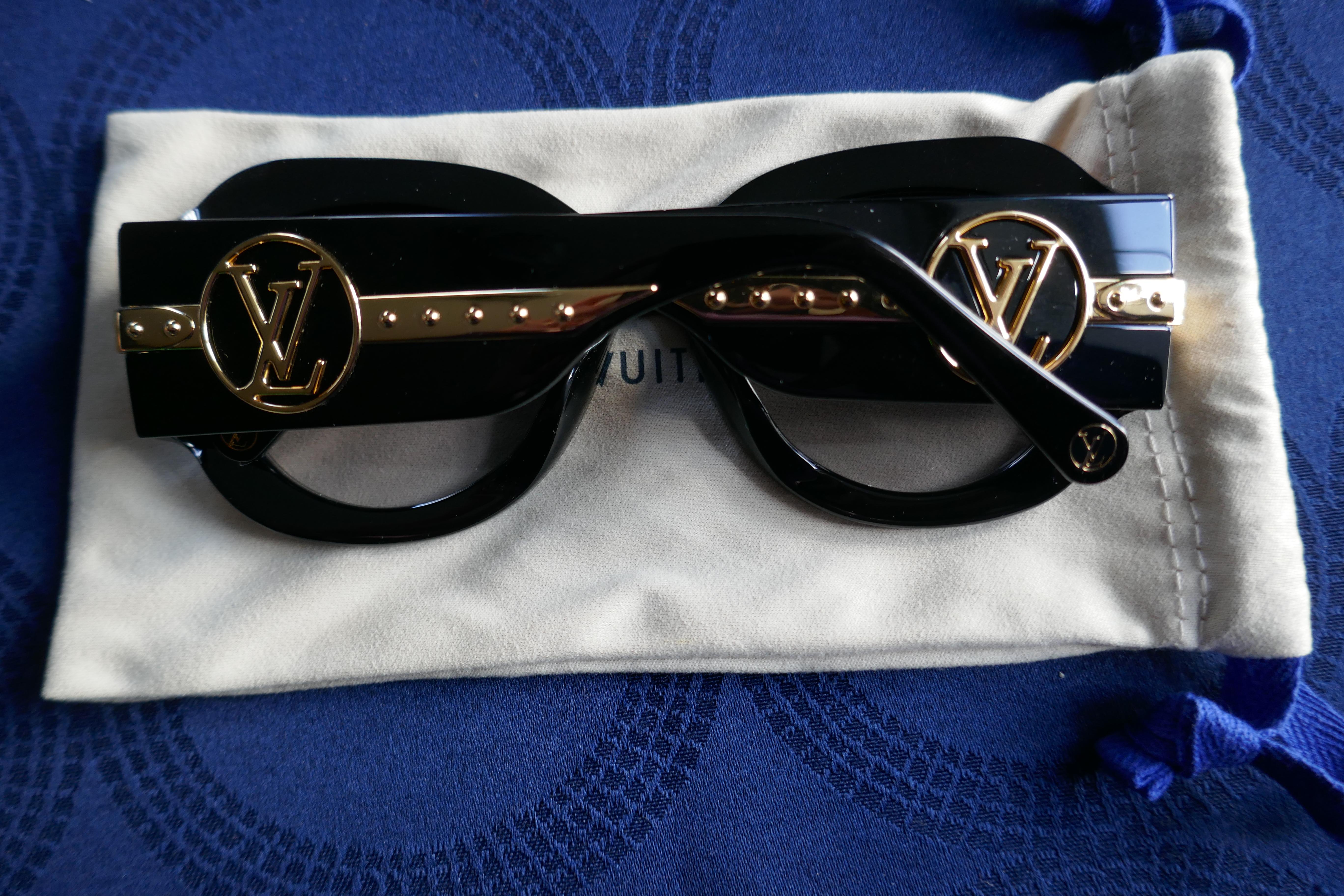 Paar Louis Vuitton Paris Texas-Sonnenschirme, authentisch, mit Etuiverpackung, Etc Damen im Angebot