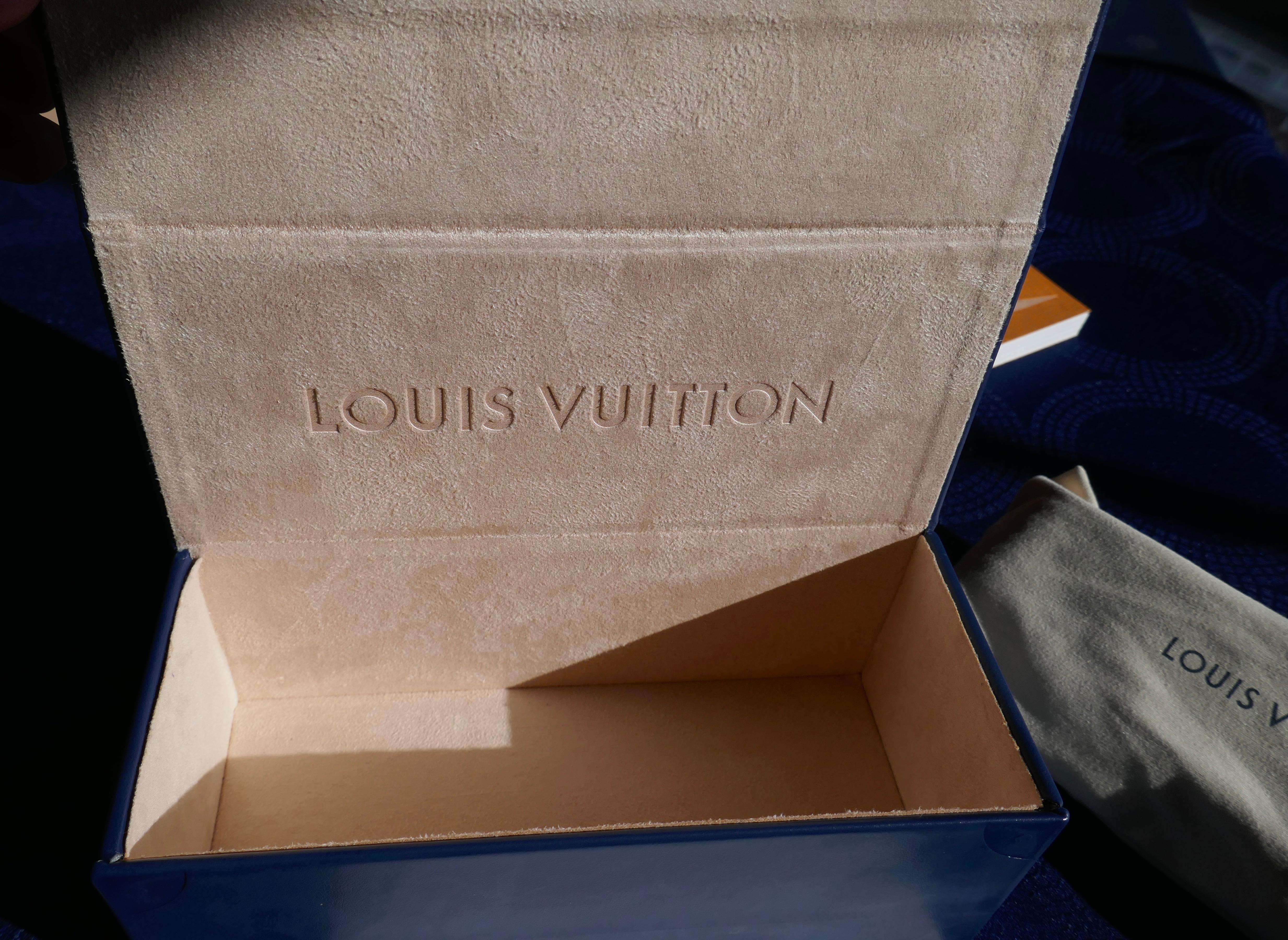 Paire d'abat-jour Louis Vuitton Paris Texas authentiques avec étui reçu Etc en vente 1