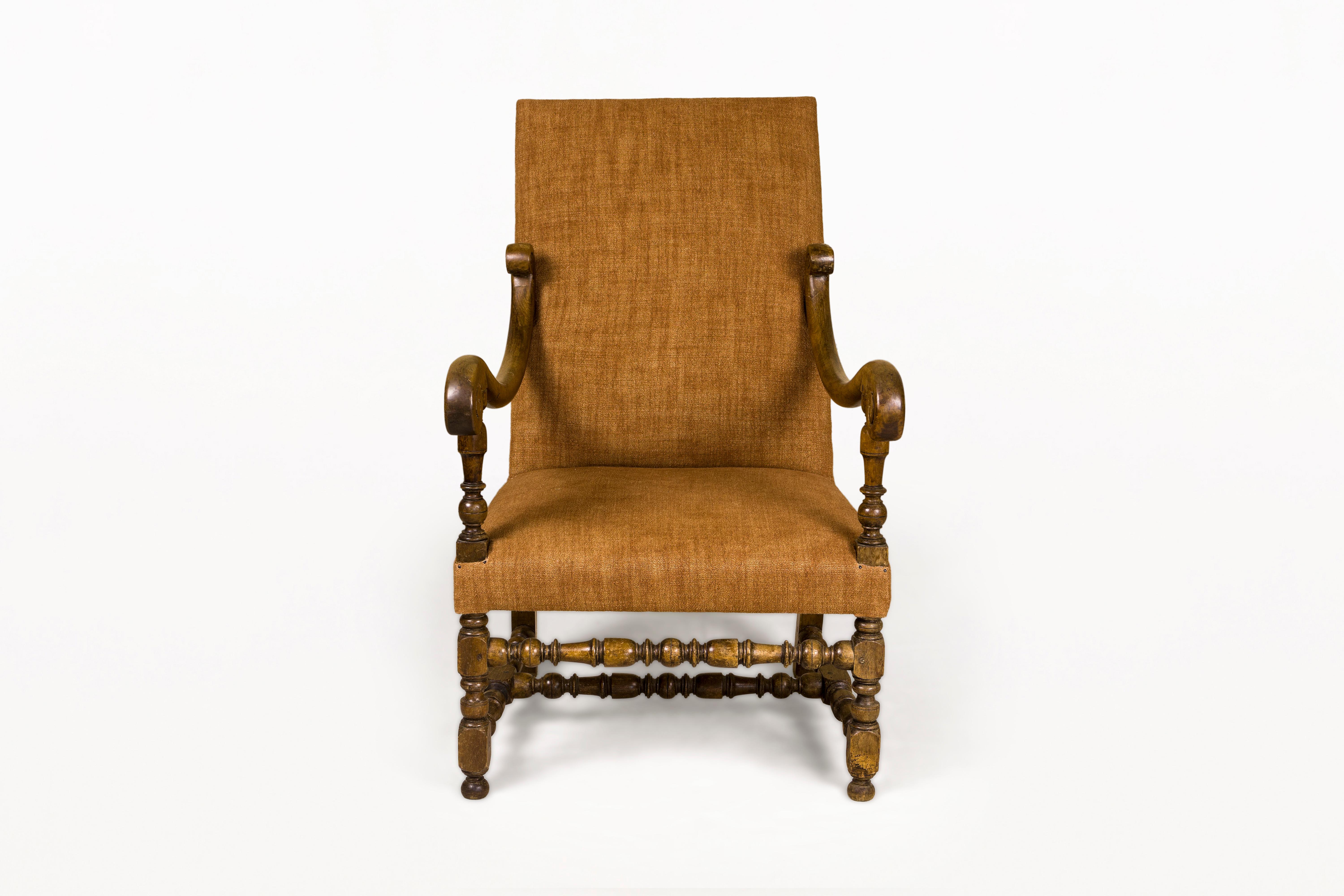 DESCRIPTION : Paire de fauteuils Louis XIII, circa 17ème siècle, France 
Fauteuil Louis XIII français du XVIIIe siècle : noyer, cadre sculpté, pieds et supports d'accoudoirs tournés, dossier incliné.
L'artisanat et l'Elegance d'antan

ÉTAT : Bon