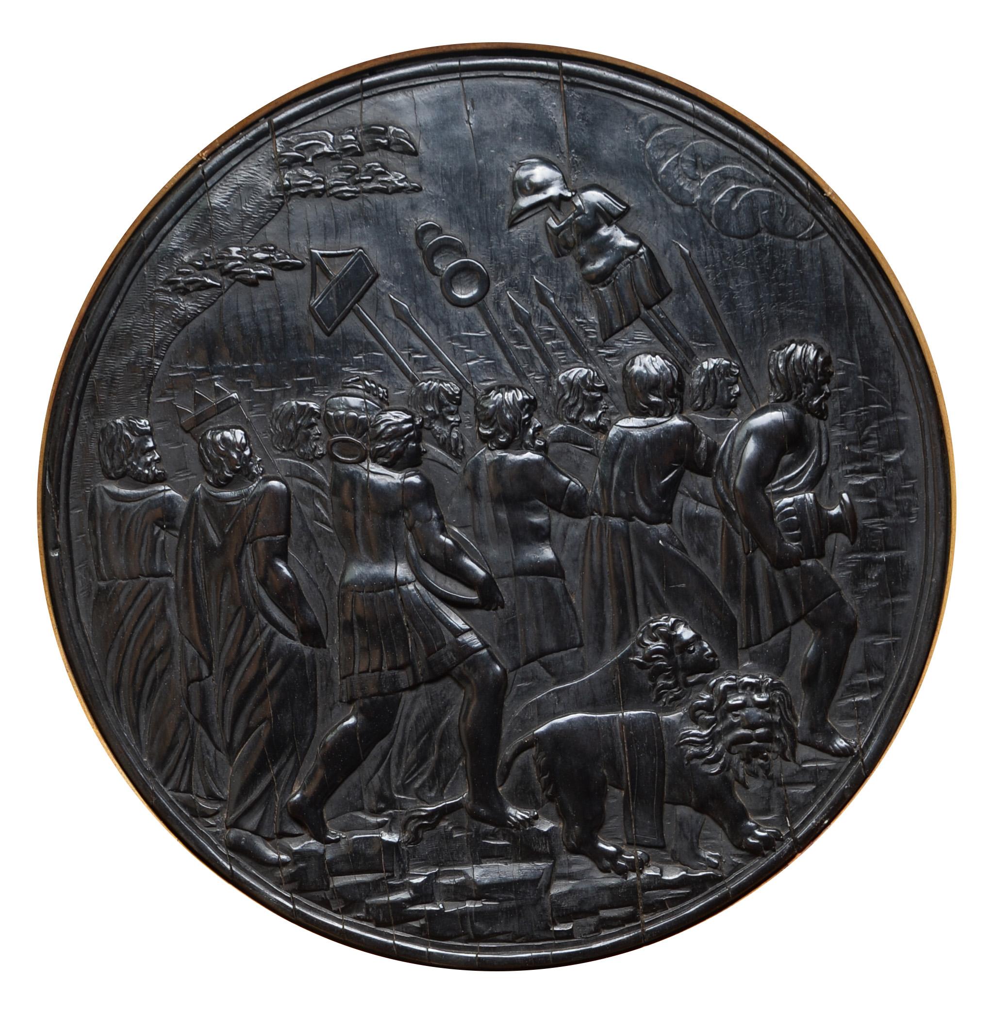 Chaque tondo en ébène est sculpté de scènes militaires romaines en bas-relief, dans des cadres dorés de style Florentine. Anciennement partie des portes avant d'une armoire. Avec une ancienne étiquette au dos du cadre, Ernest Samson, Paris.
Mire de