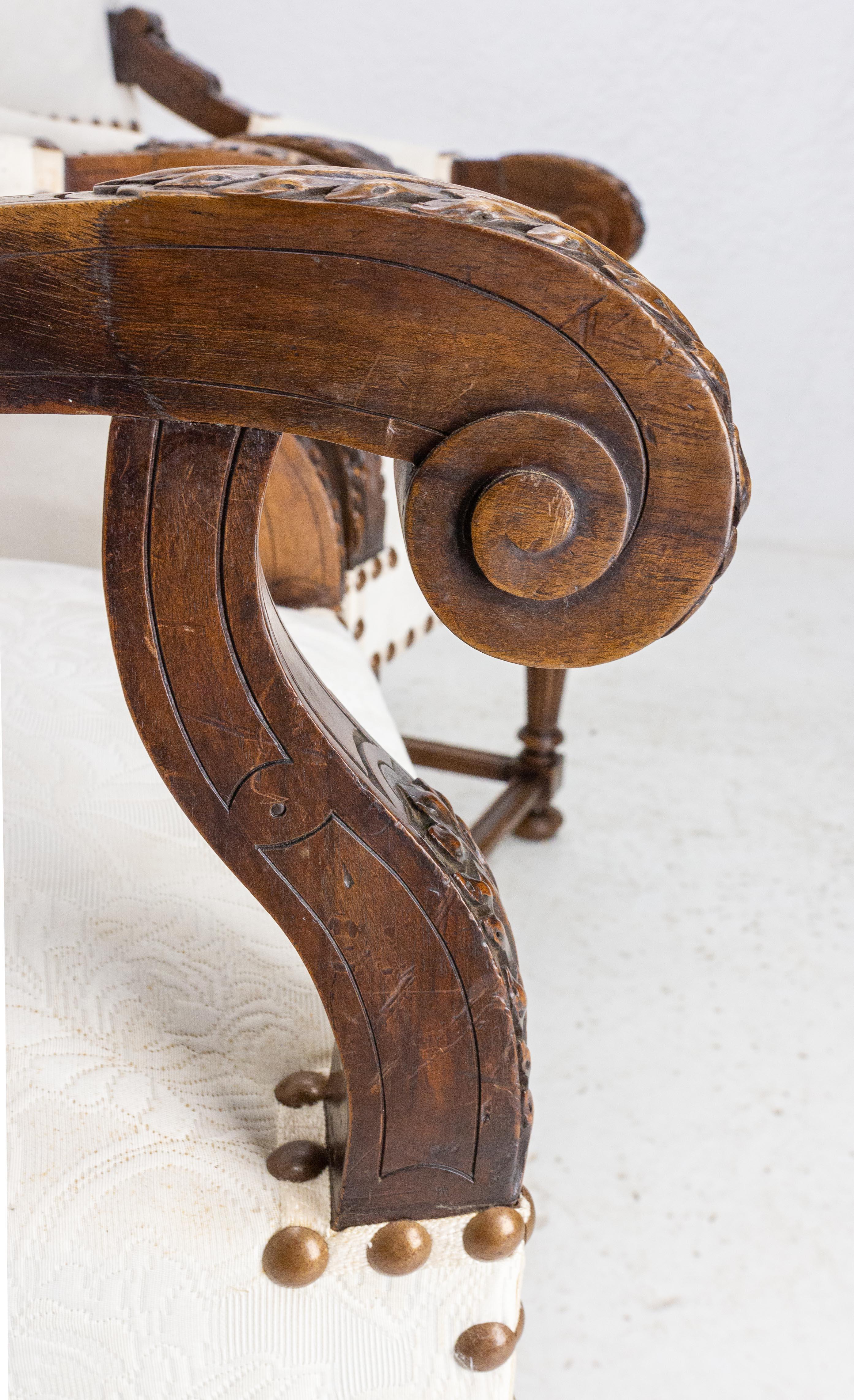 Paire de fauteuils ouverts en noyer de style Revive Louis XIII Français, 19ème siècle à récupérer en vente 5