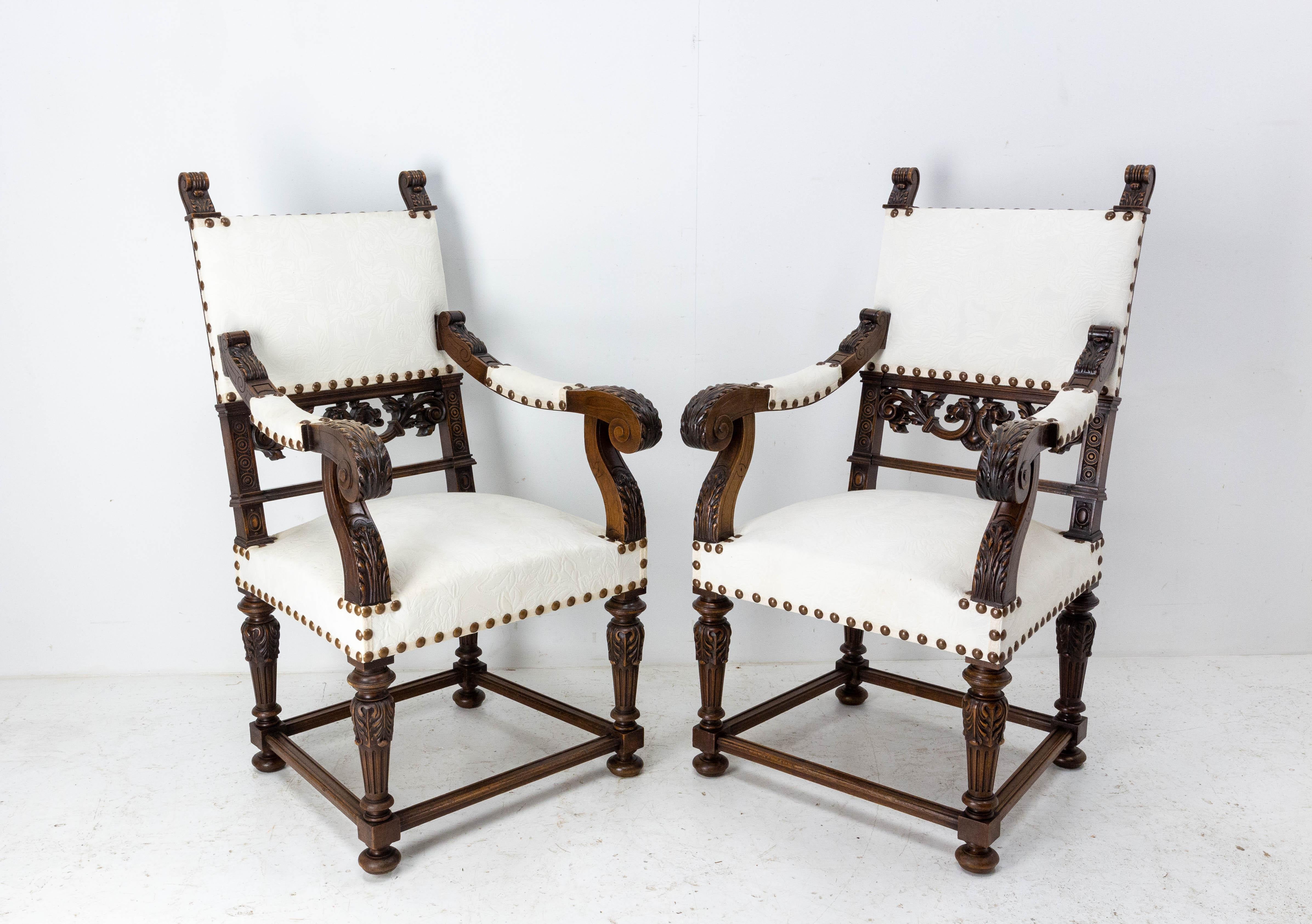 XIXe siècle Paire de fauteuils ouverts en noyer de style Revive Louis XIII Français, 19ème siècle à récupérer en vente