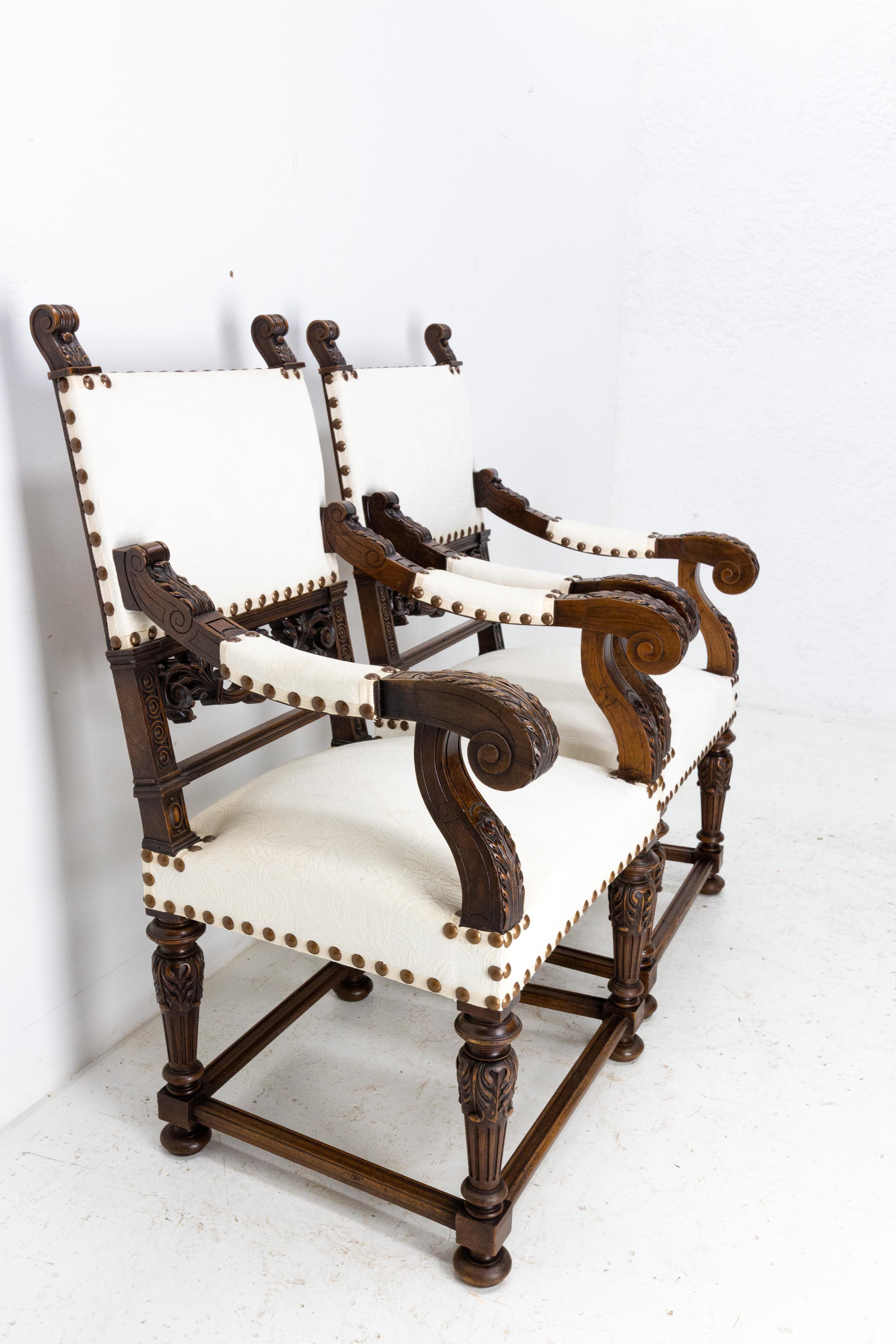 Tissu Paire de fauteuils ouverts en noyer de style Revive Louis XIII Français, 19ème siècle à récupérer en vente