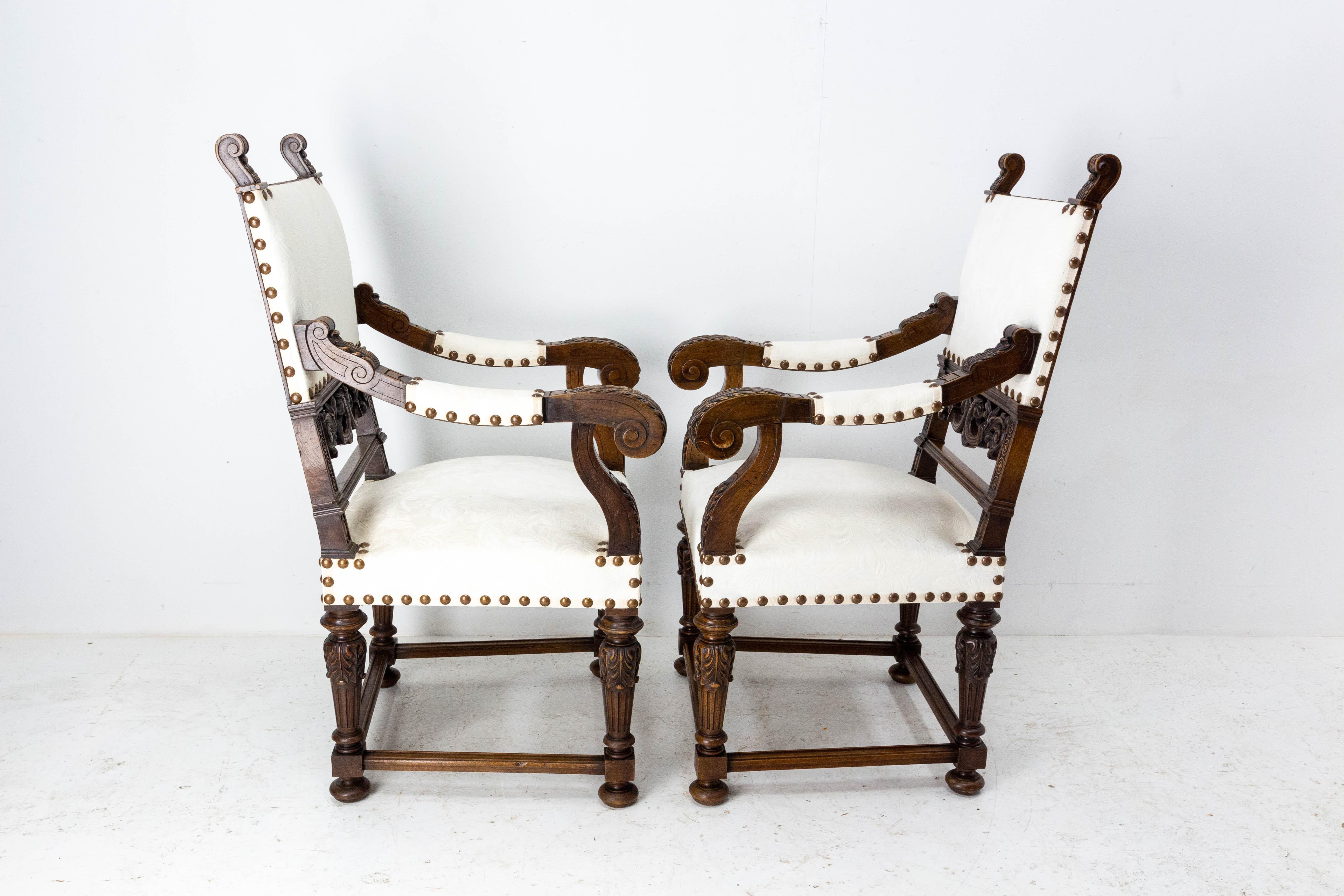 Paire de fauteuils ouverts en noyer de style Revive Louis XIII Français, 19ème siècle à récupérer en vente 1