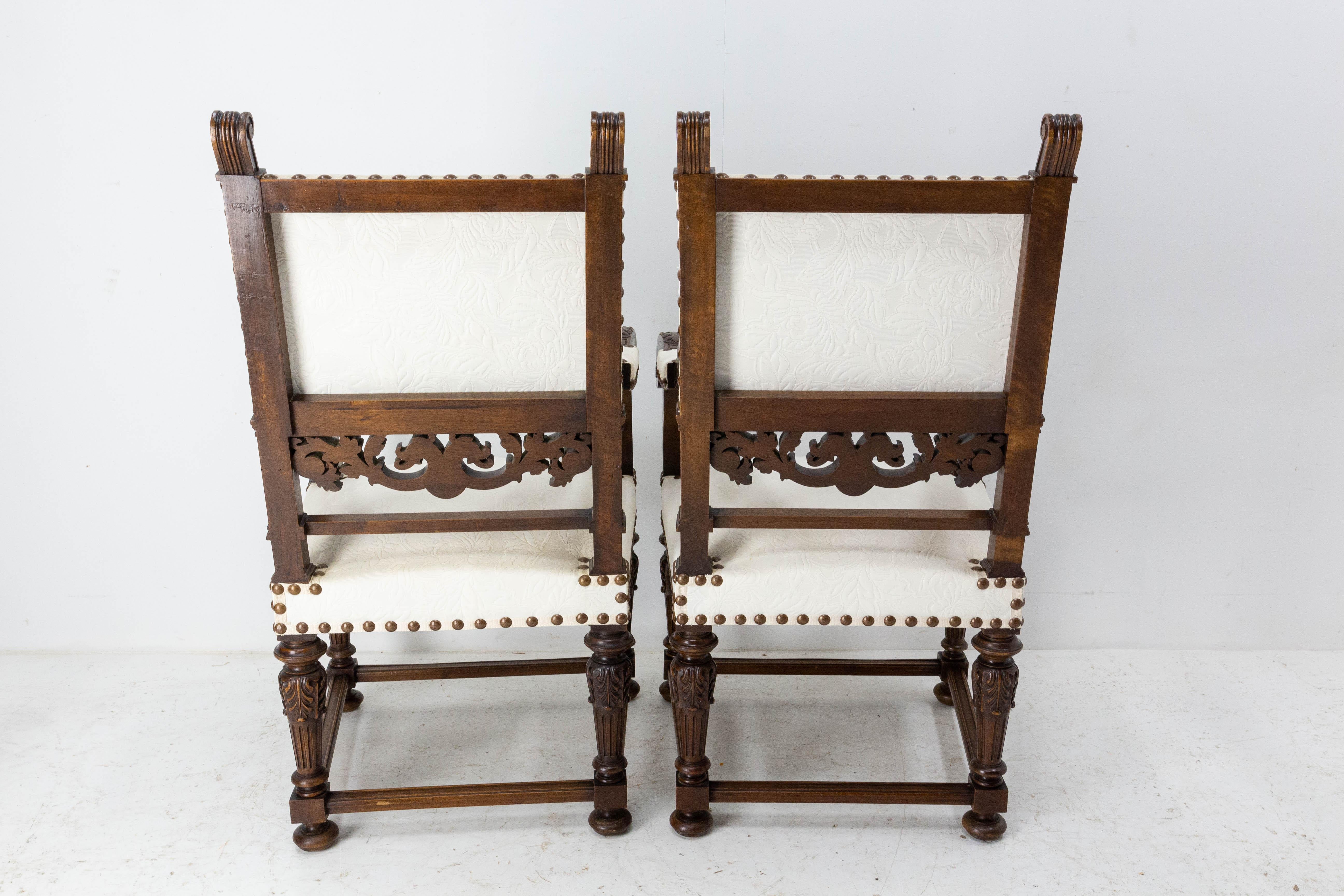 Paire de fauteuils ouverts en noyer de style Revive Louis XIII Français, 19ème siècle à récupérer en vente 2