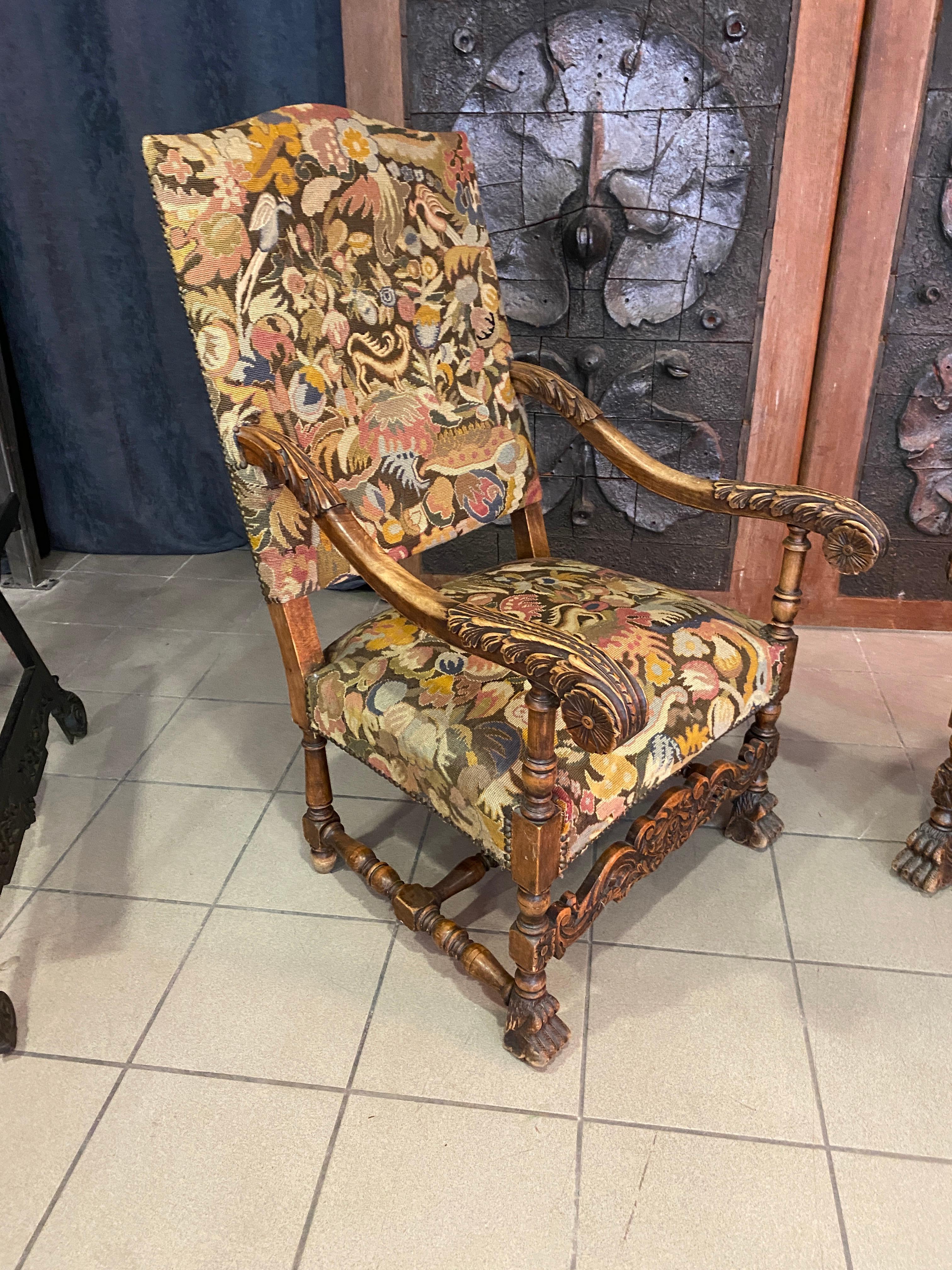deux fauteuils de style Louis XIII, vers 1900
Tapisserie différente sur chaque fauteuil.
Les tapisseries avec des oiseaux et des animaux fantastiques sont en bon état et peuvent être réutilisées ; en revanche, les garnitures (sangles et ressorts)