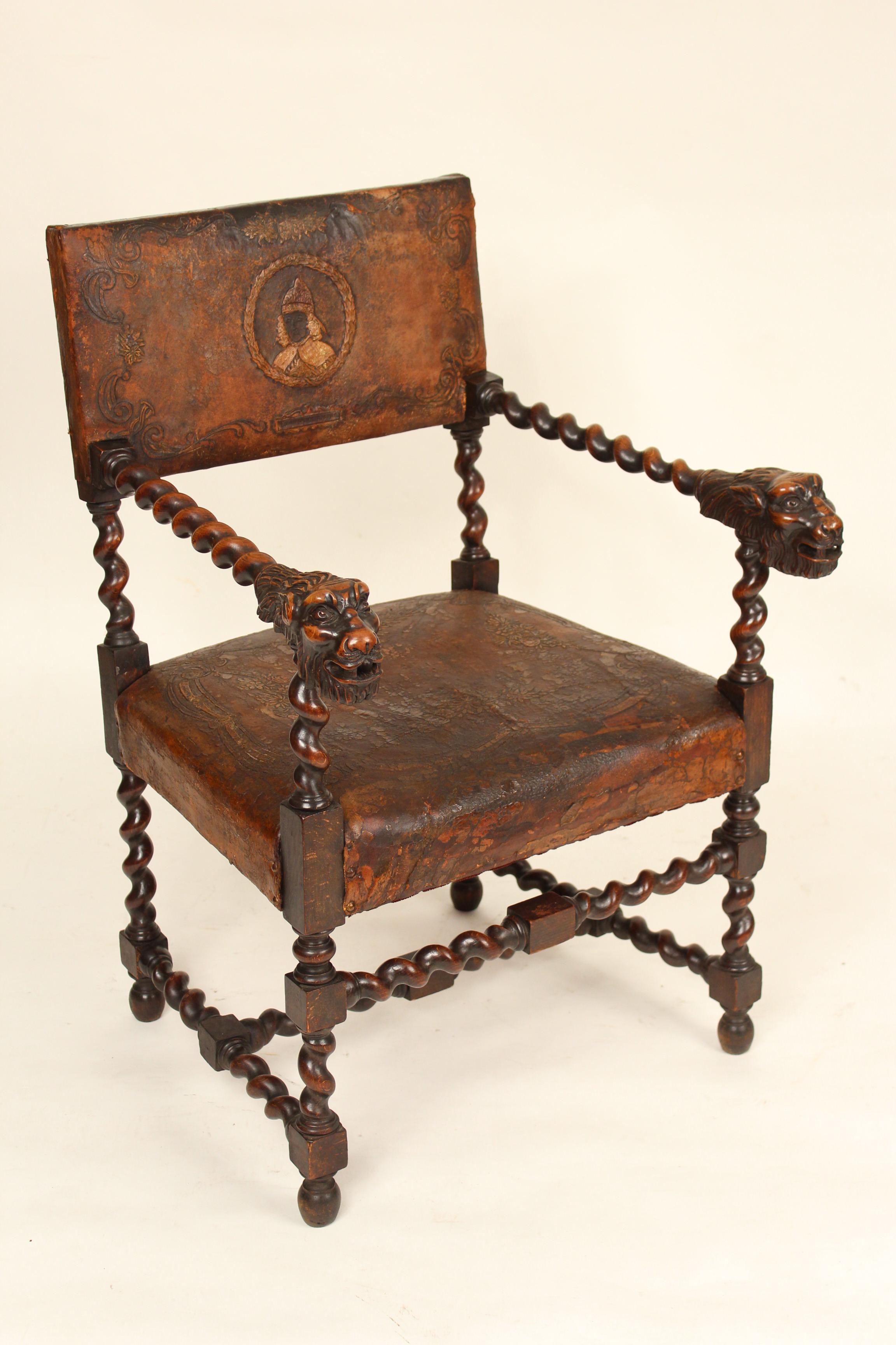 Zwei Sessel im Stil Louis XIII mit großen geschnitzten Löwenarmen und alten geprägten Lederbezügen, um 1890-1910. Die Löwenschnitzerei auf diesen Stühlen hat großen Charakter, Qualität und alte ausgezeichnete Farbe. Das Leder ist mit floralen und