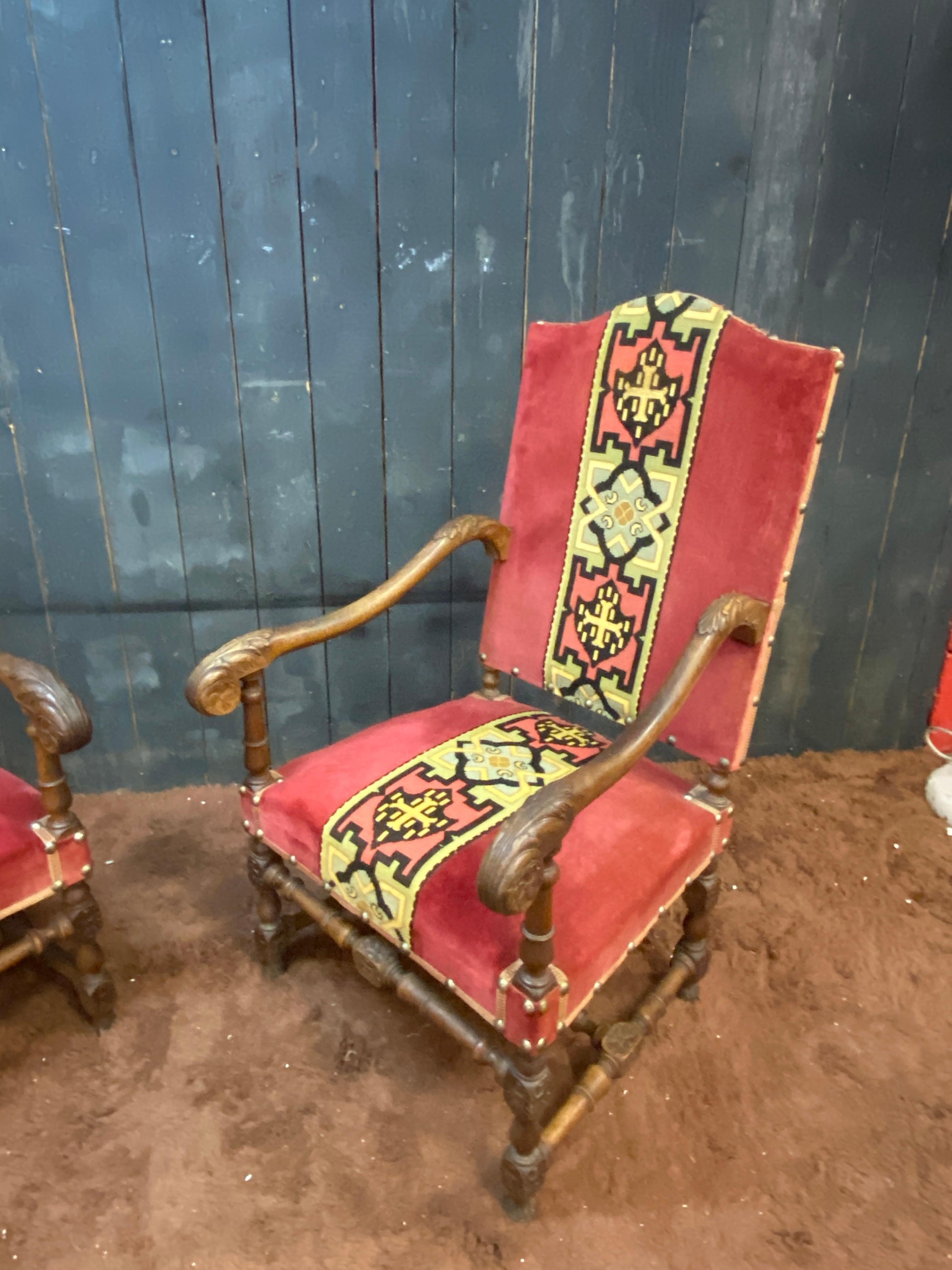 Milieu du XXe siècle Paire de fauteuils de style Louis XIII en noyer vers 1930  en vente