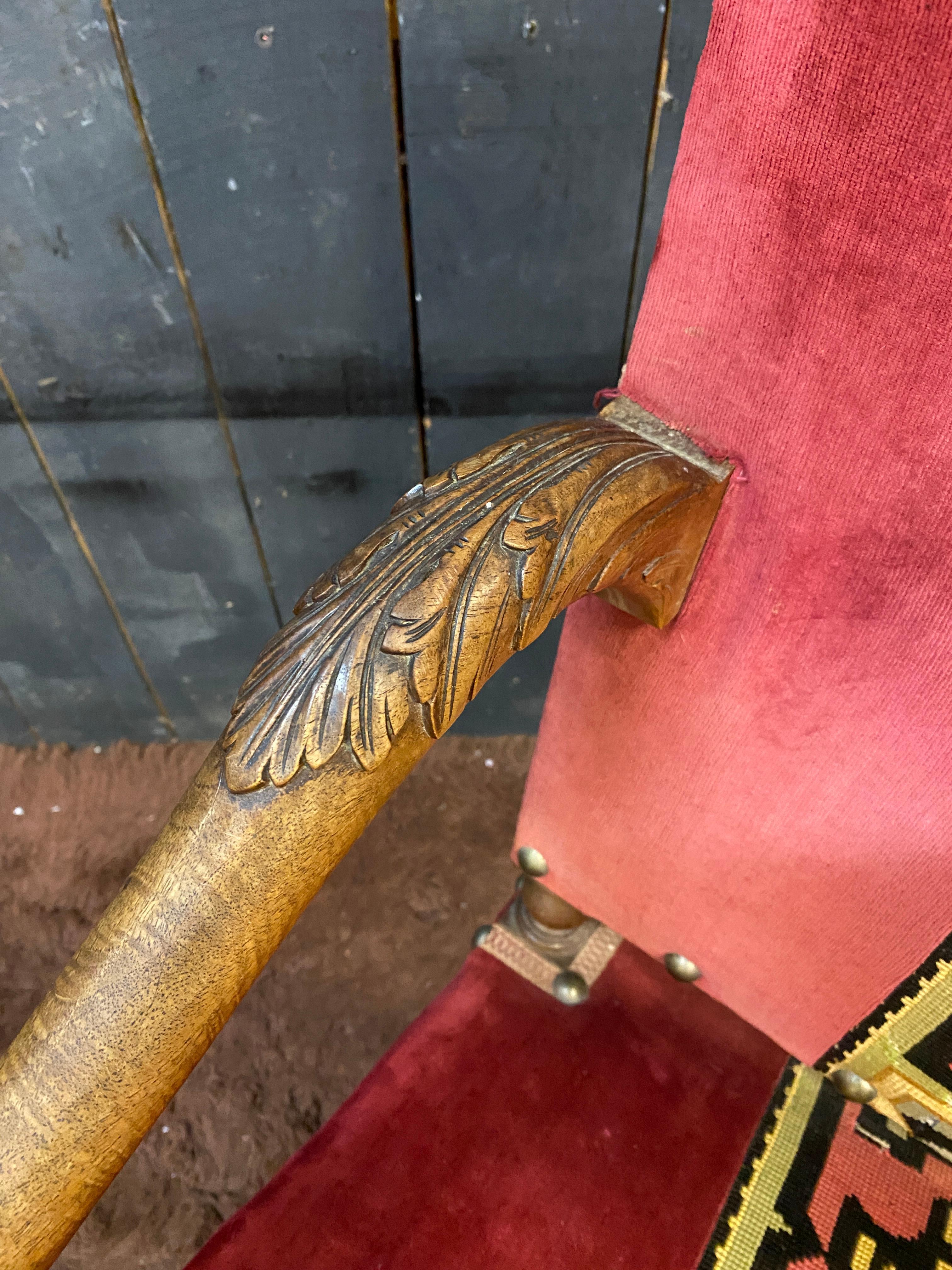 Noyer Paire de fauteuils de style Louis XIII en noyer vers 1930  en vente