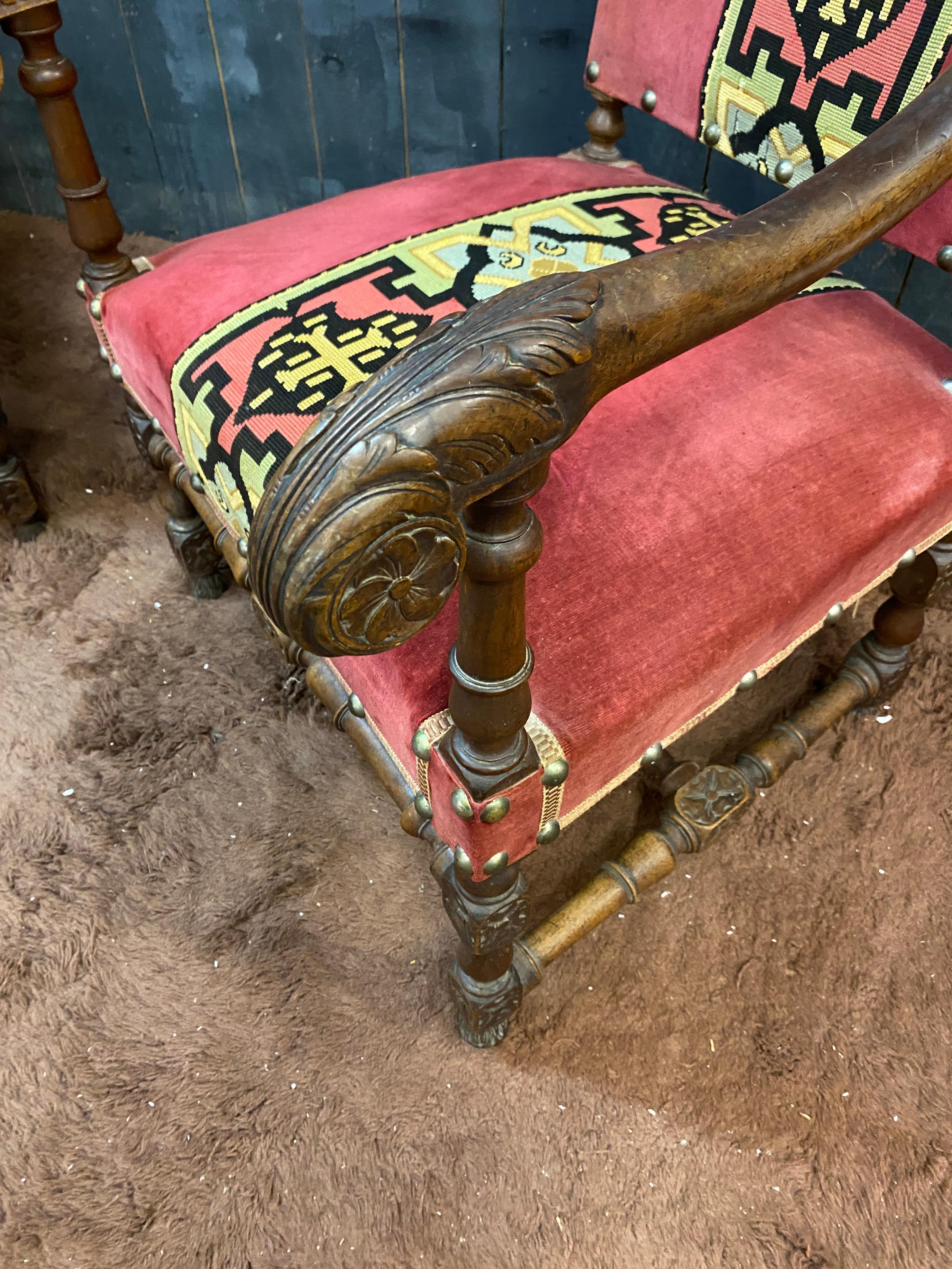 Paire de fauteuils de style Louis XIII en noyer vers 1930  en vente 1