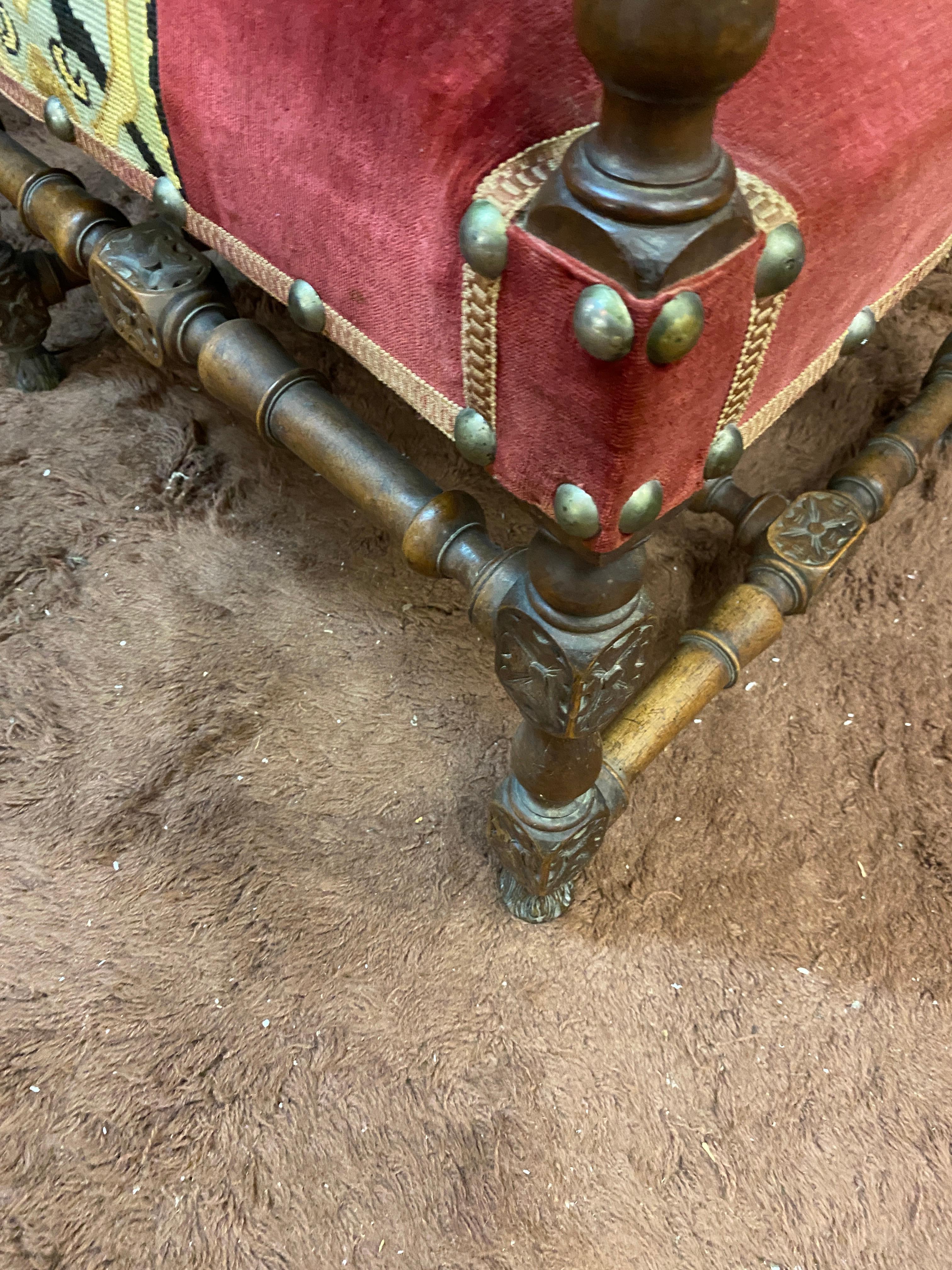 Paire de fauteuils de style Louis XIII en noyer vers 1930  en vente 2