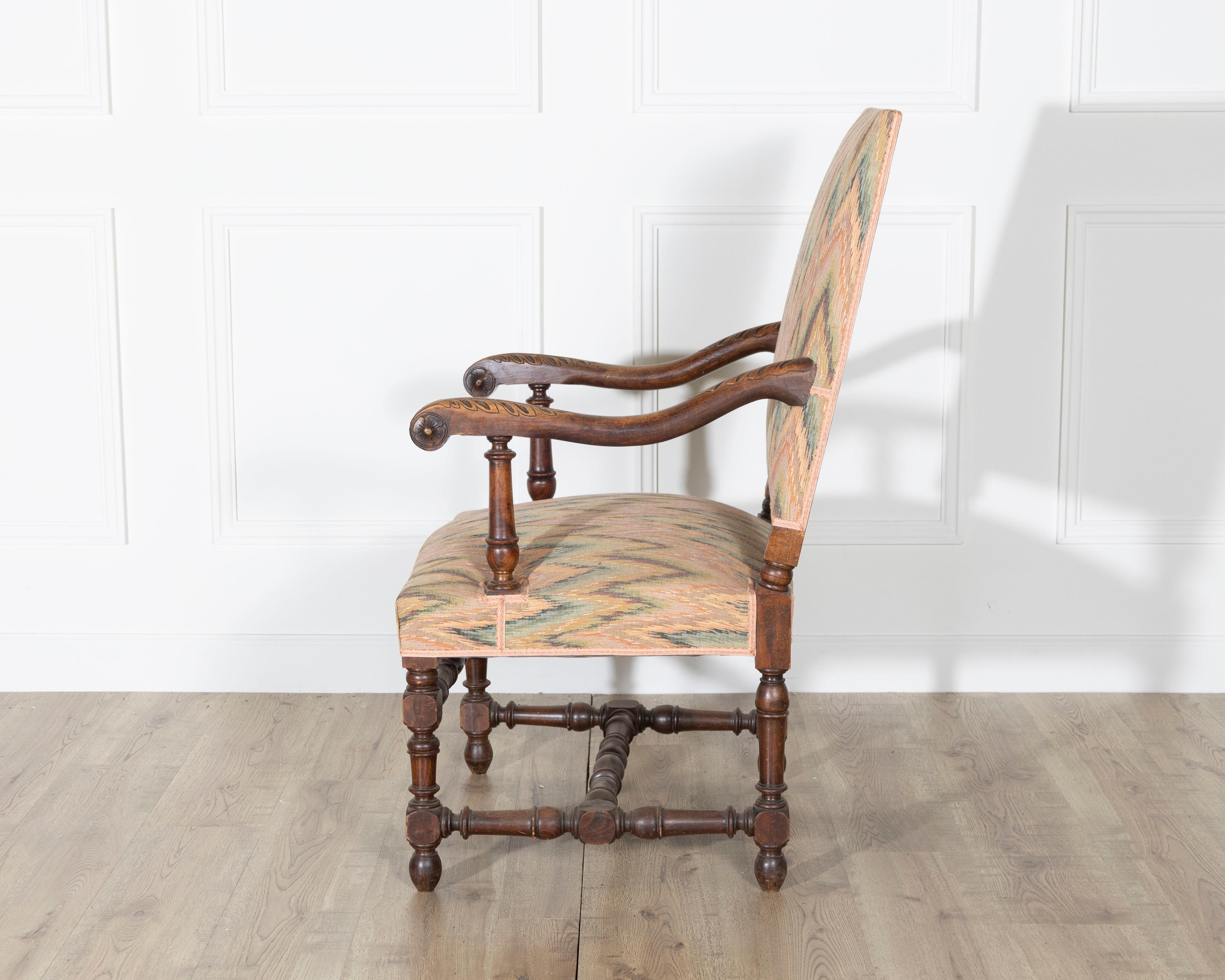 Coppia di poltrone in Oak in stile Luigi XIII con schienali e sedute imbottite in vendita 5
